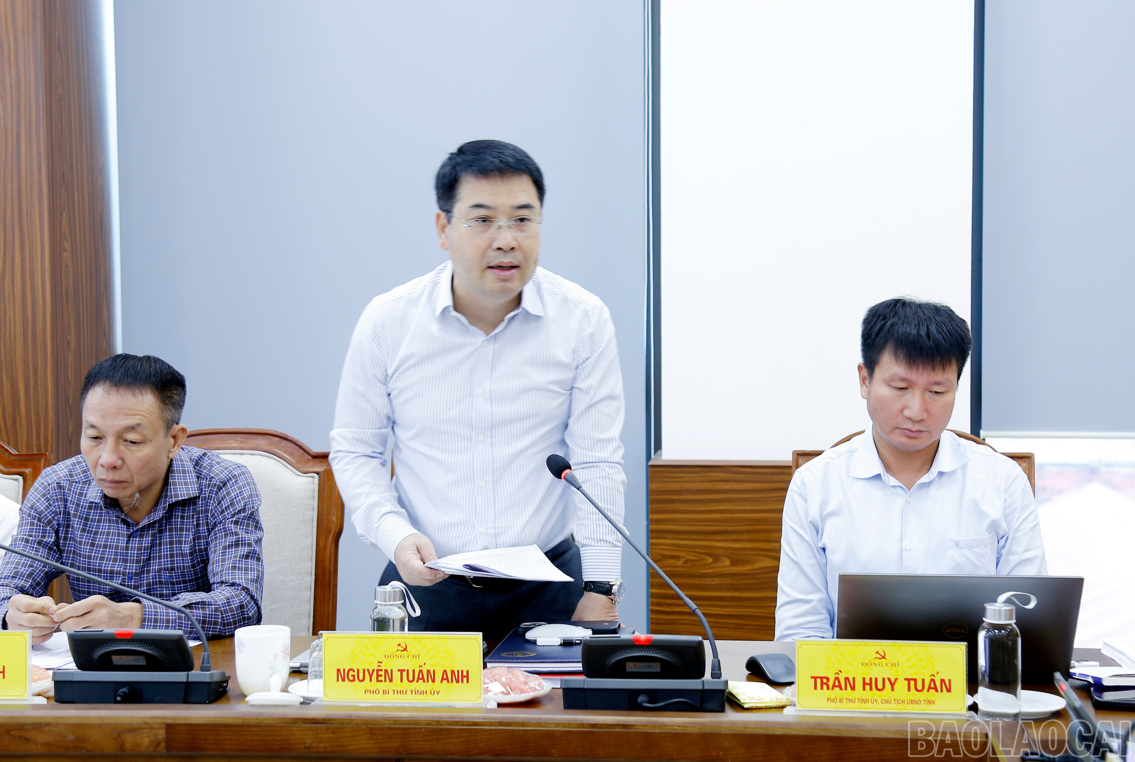 Đồng chí Nguyễn Tuấn Anh, Phó Bí thư Tỉnh ủy phát biểu ý kiến. baolaocai-br_mg-4901.jpg