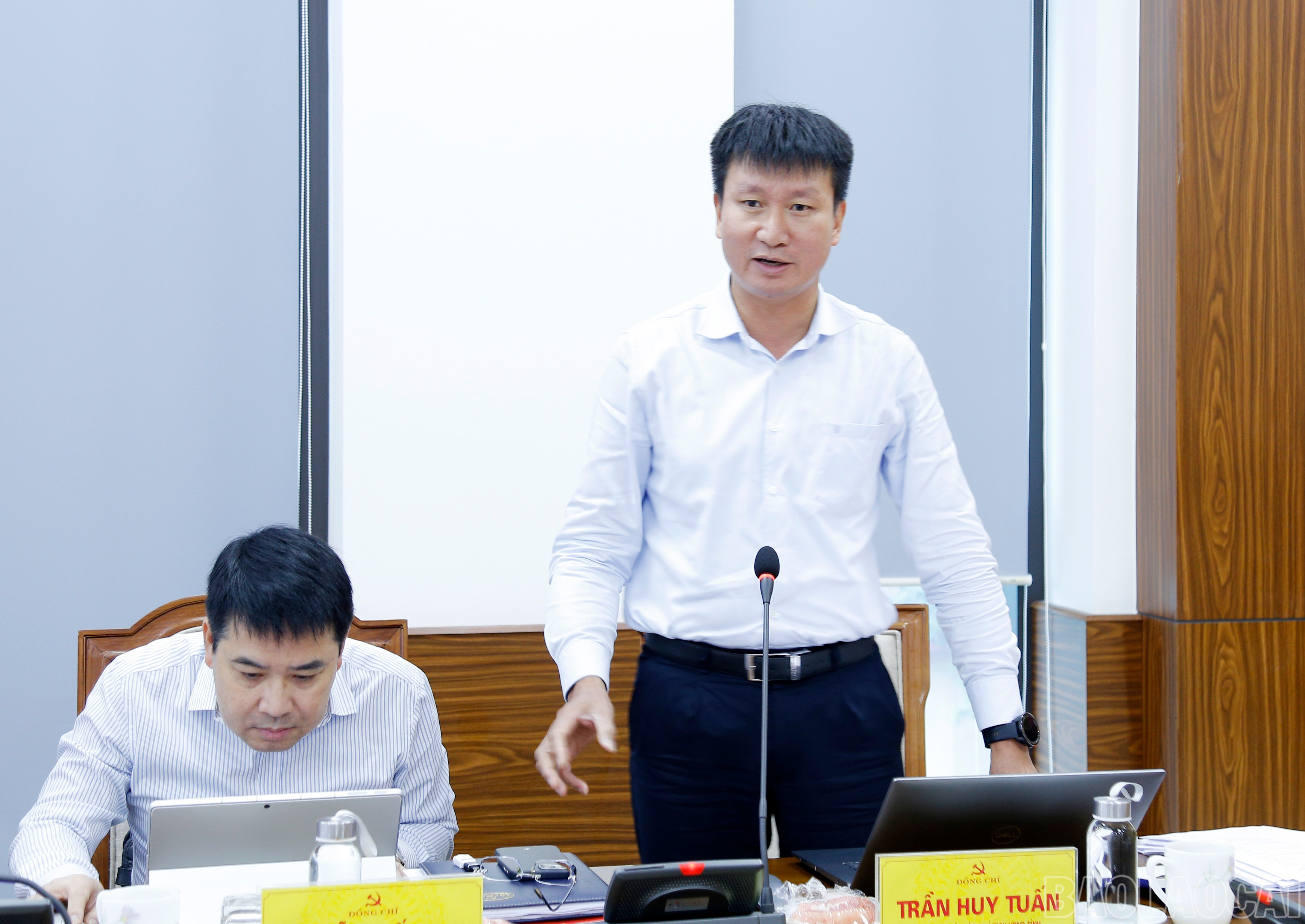 Đồng chí Trần Huy Tuấn, Phó Bí thư Tỉnh ủy, Chủ tịch UBND tỉnh phát biểu tại cuộc họp. baolaocai-br_mg-4908.jpg