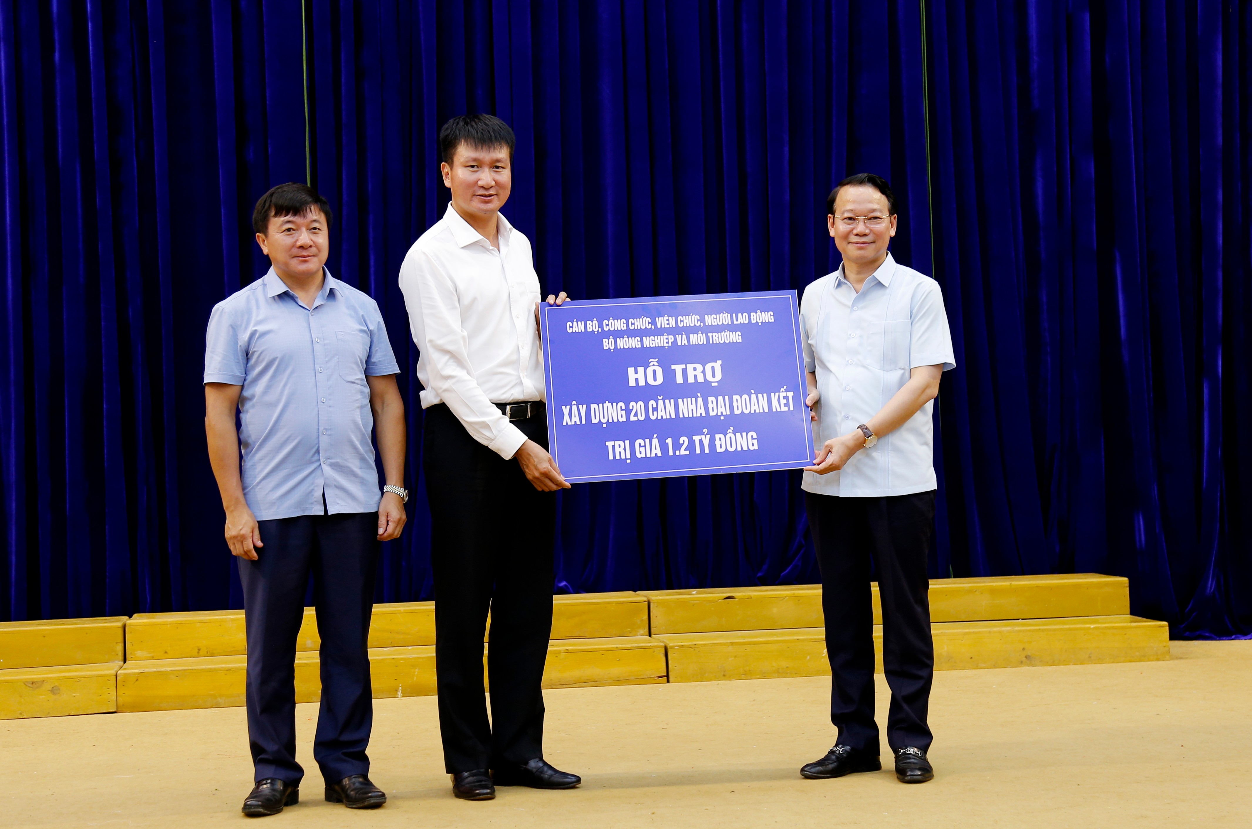 Bộ trưởng Đỗ Đức Duy trao kinh phí (20 căn nhà, trị giá 1,2 tỷ đồng) của Bộ Nông nghiệp và Môi trường hỗ trợ làm nhà Đại đoàn kết tại tỉnh Lào Cai cho Chủ tịch UBND tỉnh Trần Huy Tuấn mg-4598.jpg