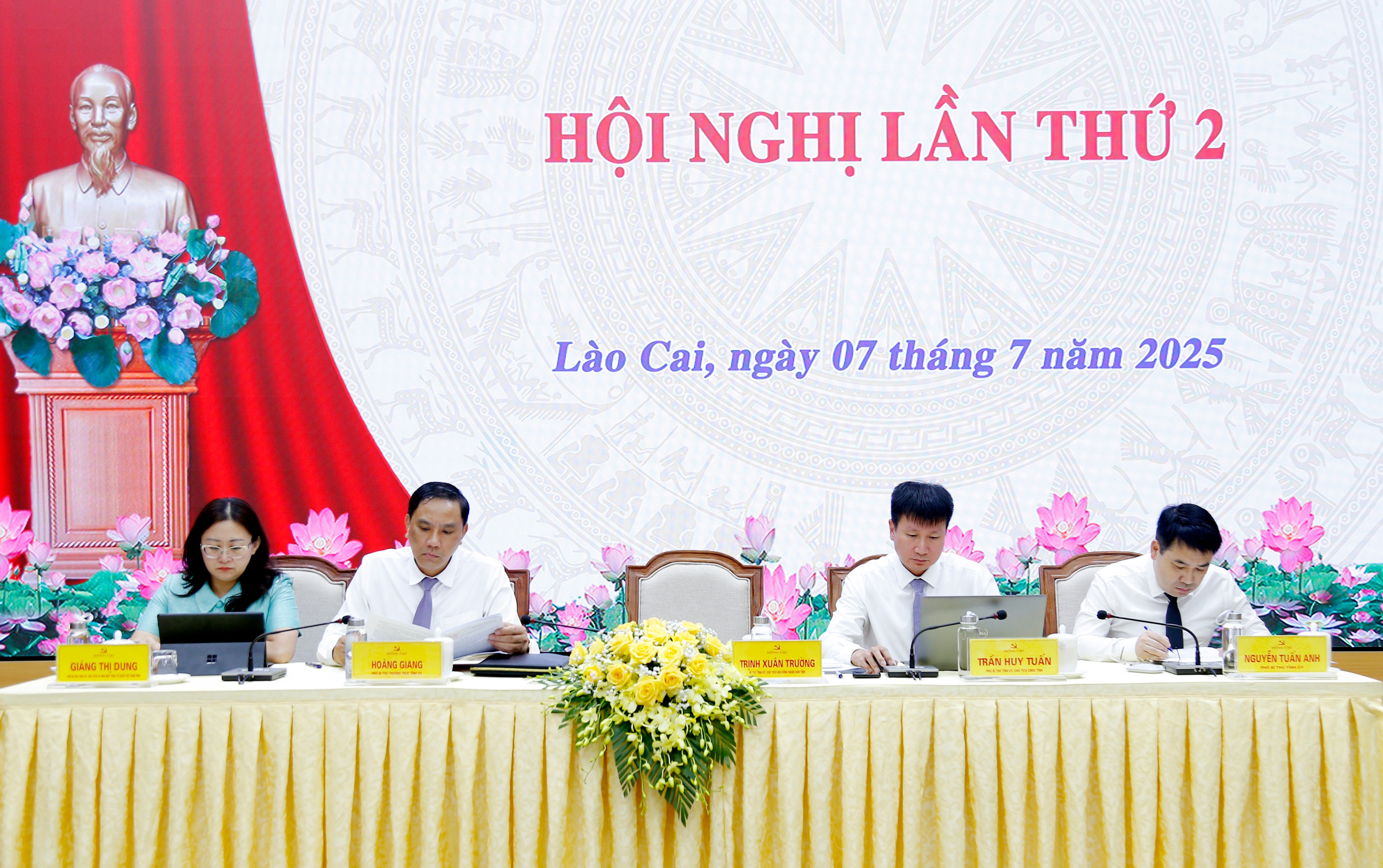 Các đồng chí trong Thường trực Tỉnh ủy chủ trì Hội nghị. mg-4624.jpg