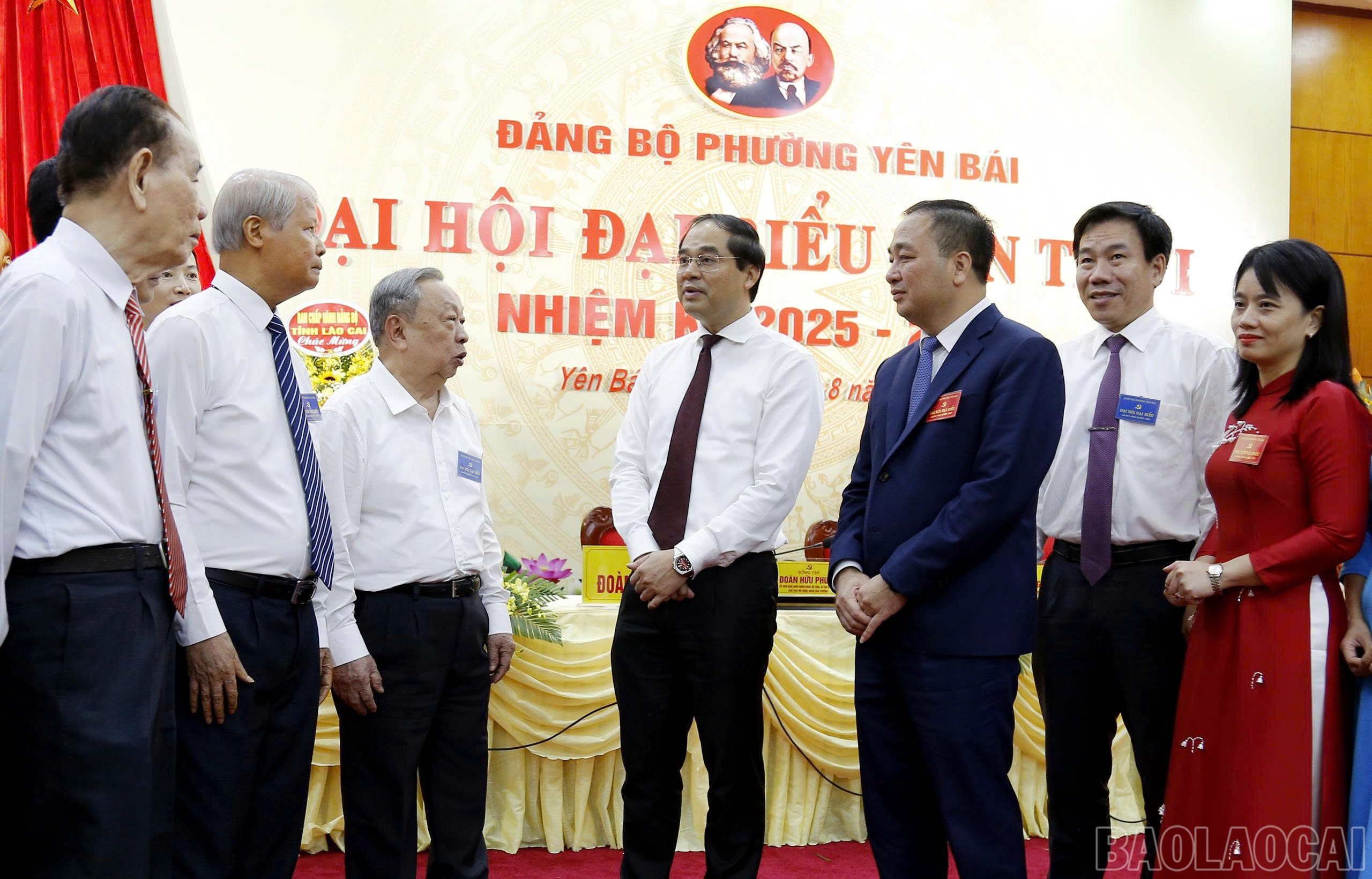 Đồng chí Trịnh Xuân Trường, Bí thư Tỉnh ủy, Chủ tịch HĐND tỉnh trao đổi với các đại biểu dự Đại hội đại biểu Đảng bộ phường Yên Bái nhiệm kỳ 2025- 2030 baolaocai-br_gen-h-z6899086848599-71f5ee5a305917c12602311cb772e815.jpg