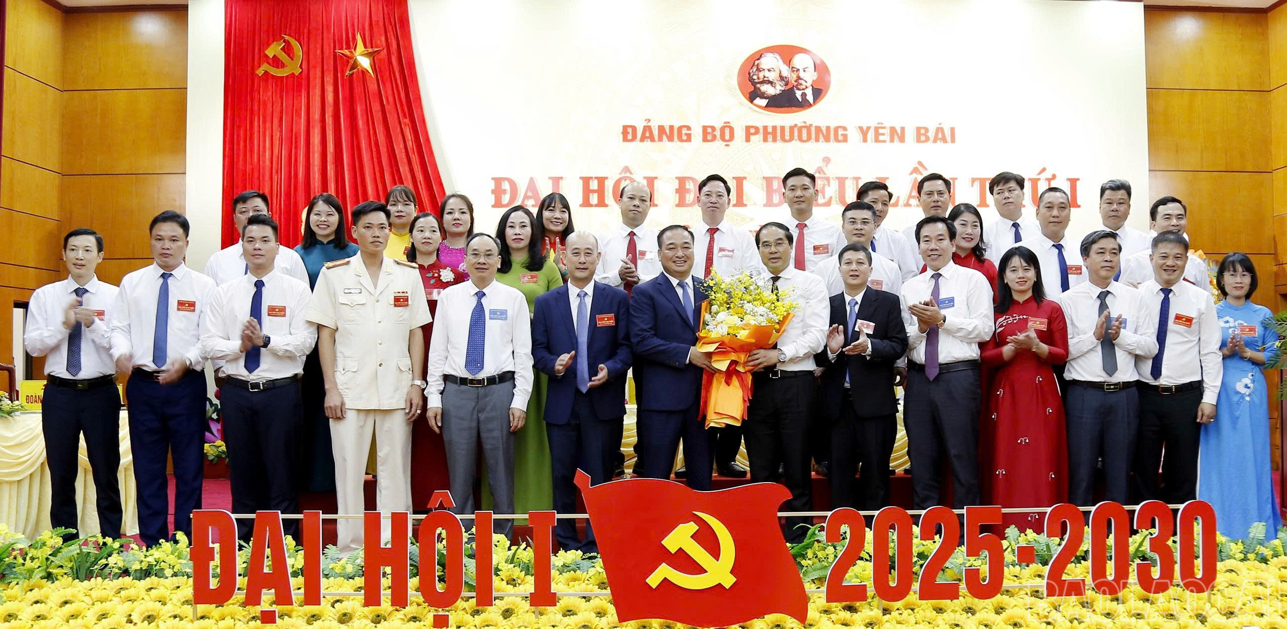 Đồng chí Trịnh Xuân Trường, Bí thư Tỉnh ủy, Chủ tịch HĐND tỉnh tặng hoa chúc mừng Ban Chấp hành Đảng bộ phường Yên Bái nhiệm kỳ 2025- 2030. baolaocai-br_gen-h-z6899086984464-064a083af5058cd1a4e4dd10b2ceab02.jpg