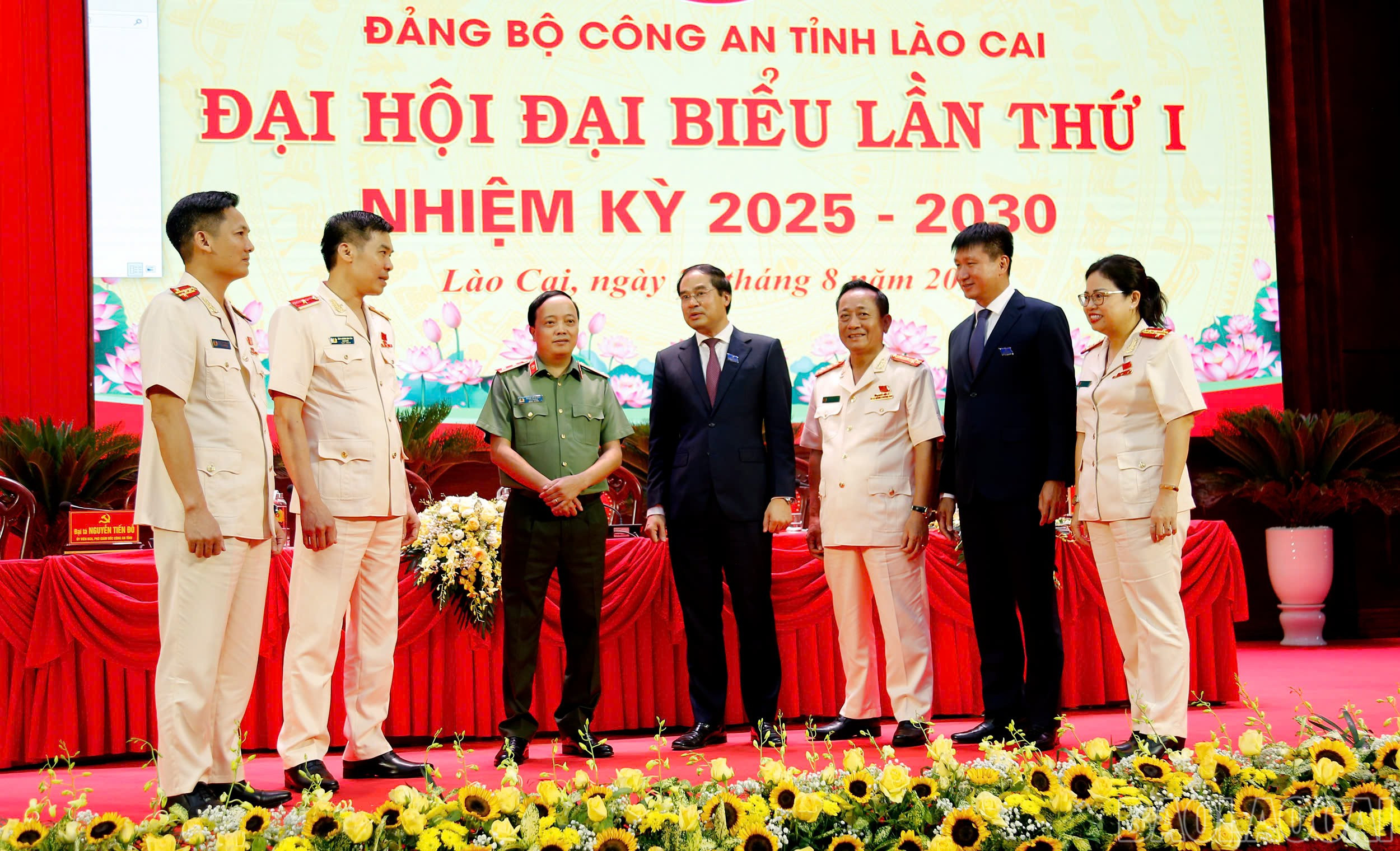 Đồng chí Trịnh Xuân Trường, Bí thư Tỉnh ủy, Chủ tịch HĐND tỉnh và Thứ trưởng Bộ Công an Đặng Hồng Đức trao đổi với các đại biểu dự Đại hội Đảng bộ Công an tỉnh Lào Cai lần thứ I, nhiệm kỳ 2025 - 2030. baolaocai-br_gen-h-z6947816529565-ca2227c38a491272c8f38de1b9625972.jpg