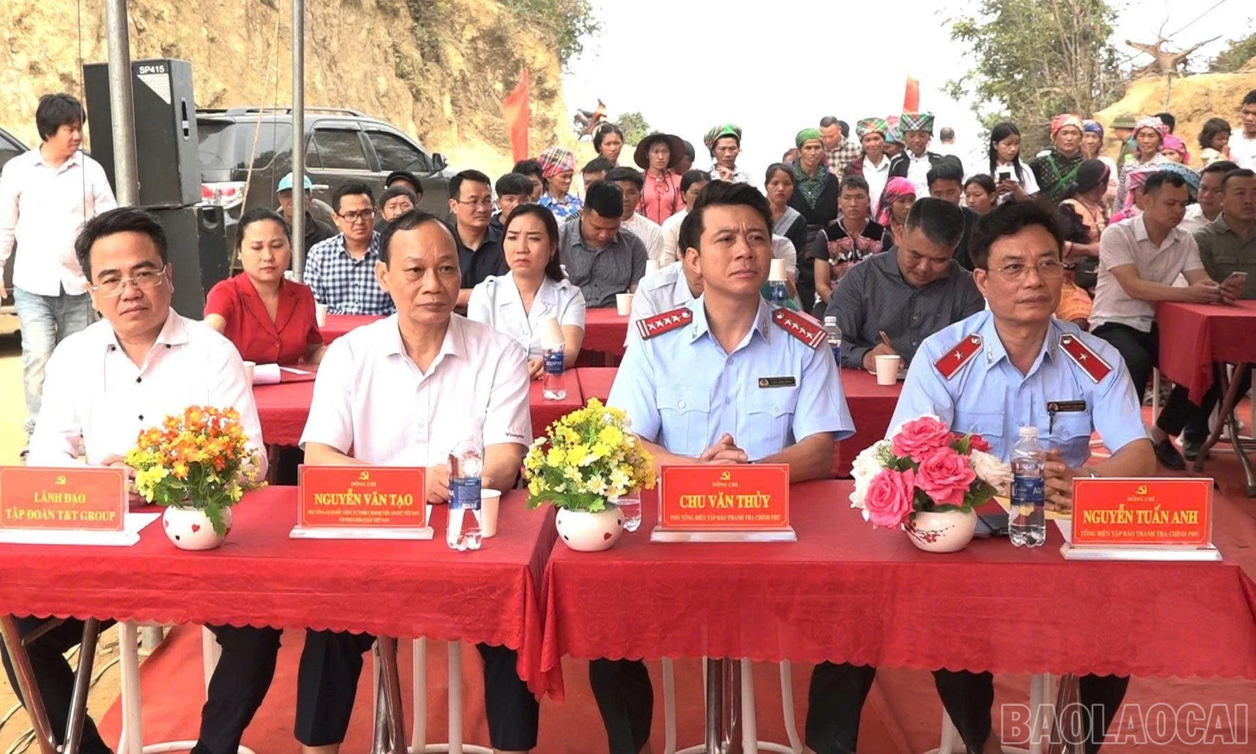 Các đại biểu dự buổi lễ.