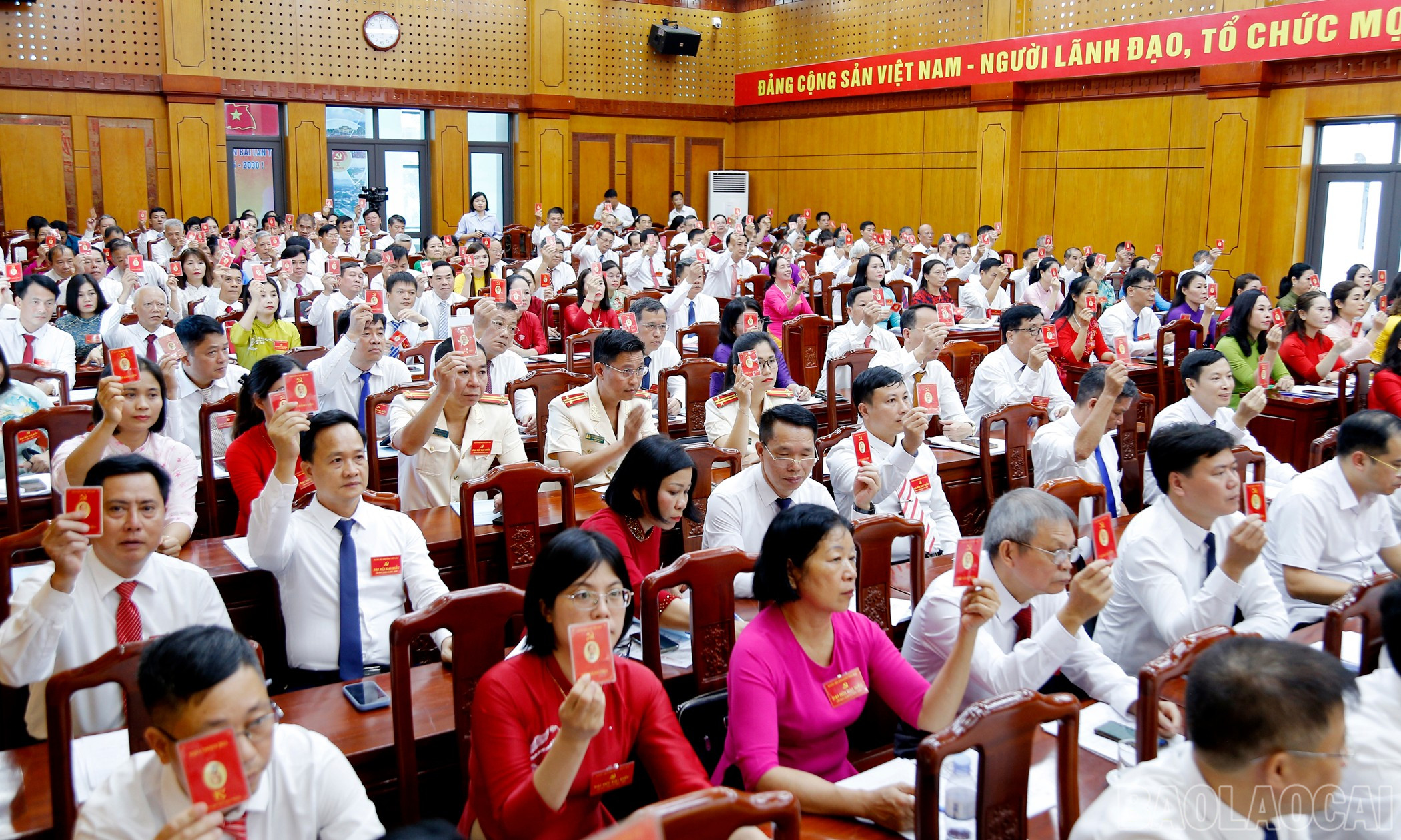 Các đại biểu biểu quyết thông qua Nghị quyết Đại hội baolaocai-br_mg-6057.jpg