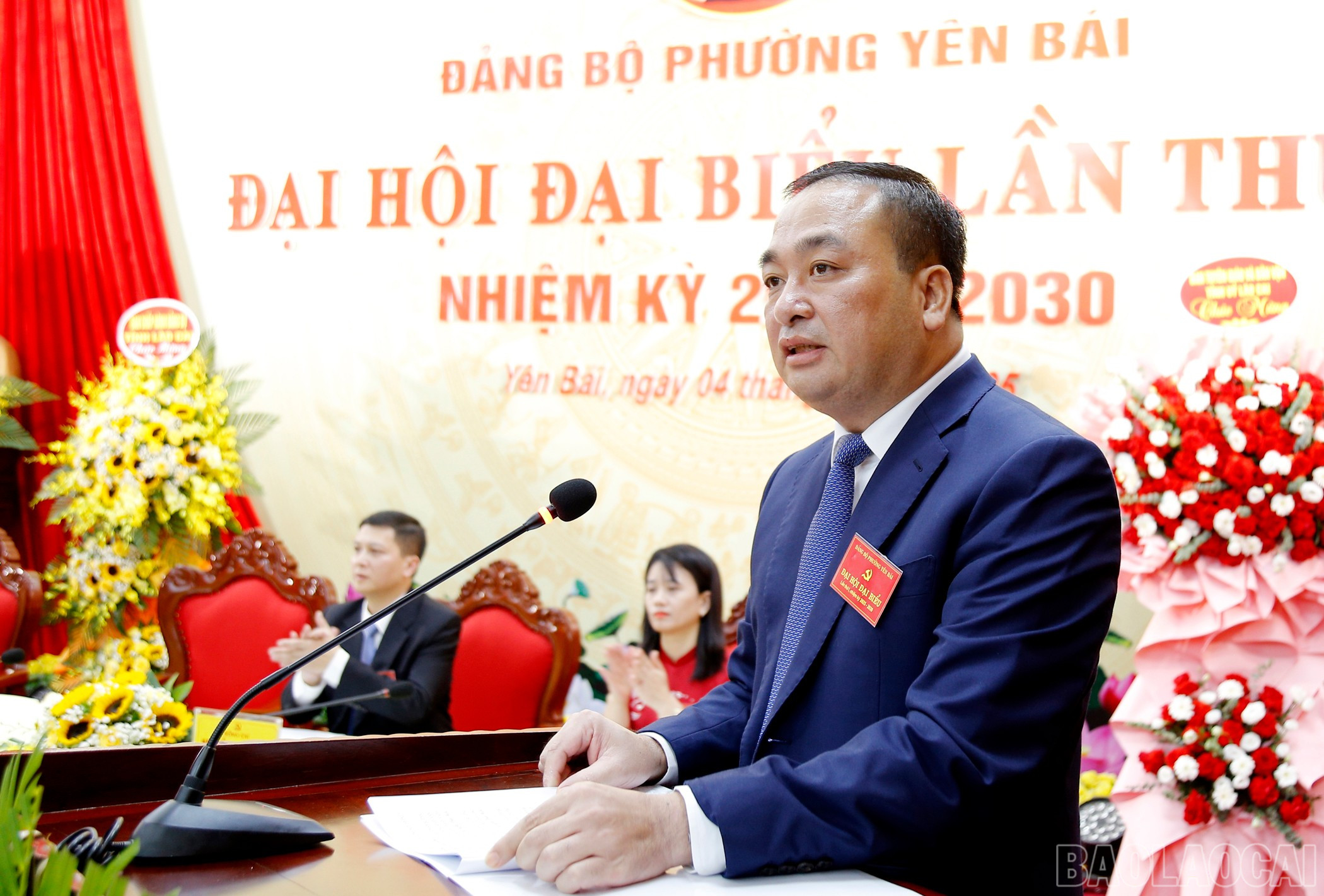 Đồng chí Đoàn Hữu Phung - Ủy viên Ban Chấp hành Đảng bộ tỉnh, Bí thư Đảng ủy phường Yên Bái trình bày báo cáo chính trị. baolaocai-br_mg-6039.jpg