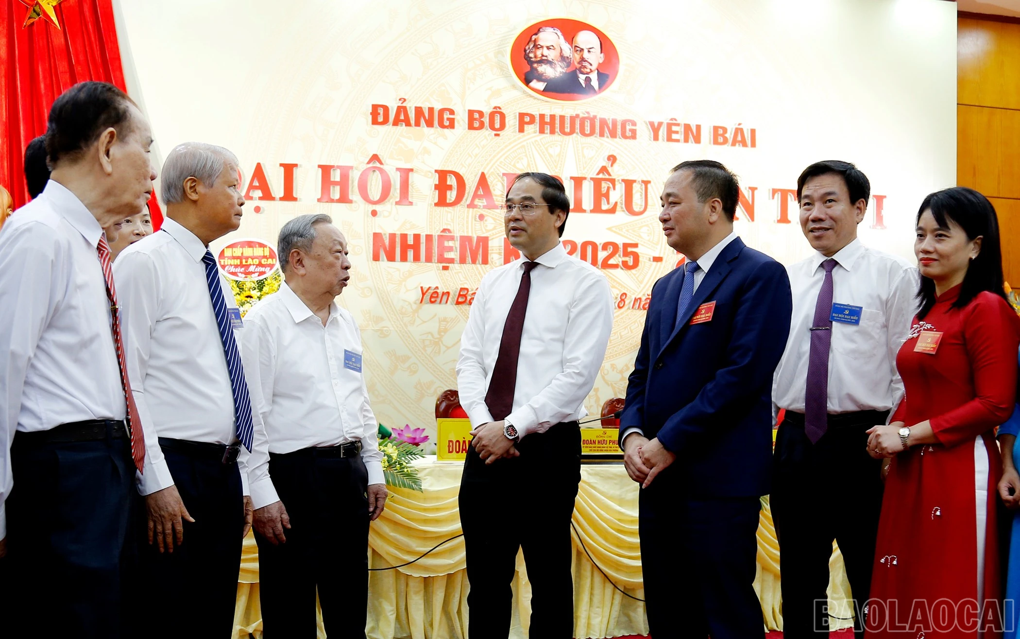 Đồng chí Trịnh Xuân Trường, Bí thư Tỉnh ủy, Chủ tịch HĐND tỉnh trao đổi với các đại biểu dự Đại hội.