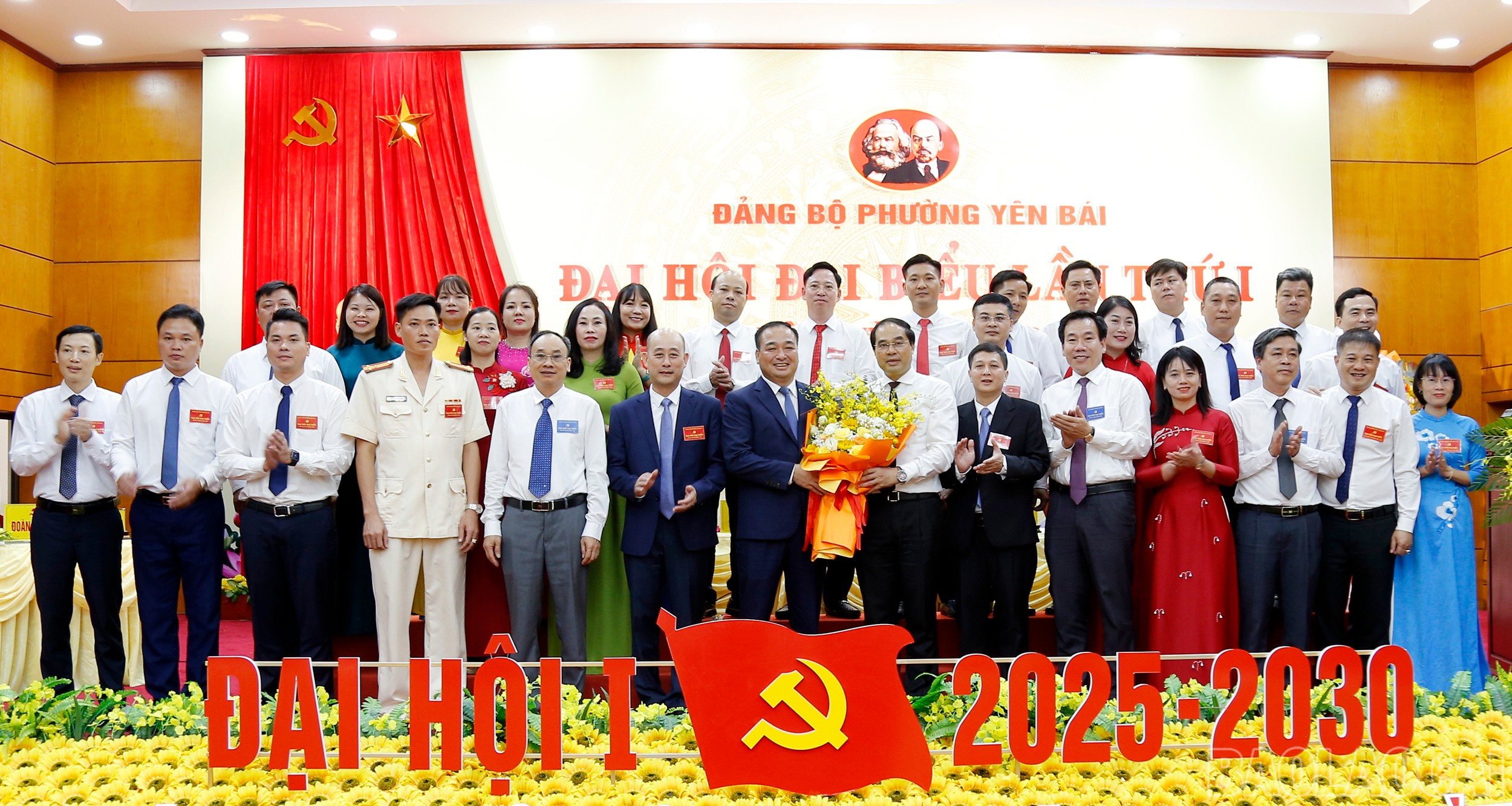 Đồng chí Trịnh Xuân Trường, Bí thư Tỉnh ủy, Chủ tịch HĐND tỉnh cùng lãnh đạo các sở, ban ngành của tỉnh tặng hoa chúc mừng Ban Chấp hành Đảng bộ phường Yên Bái, nhiệm kỳ 2025 - 2030 ra mắt Đại hội. baolaocai-br_mg-6135.jpg