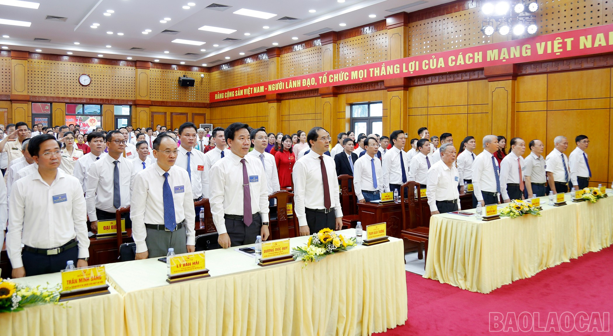 Các đại biểu thực hiện nghi thức chào cờ. baolaocai-br_mg-6017.jpg
