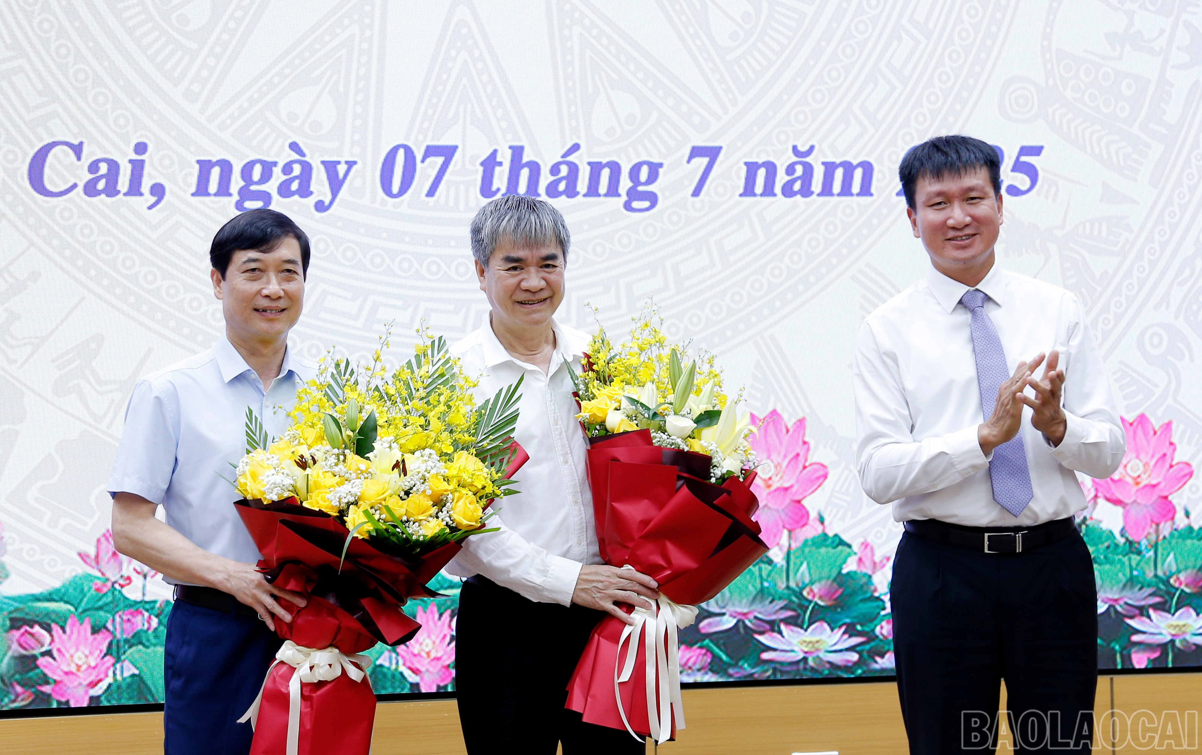Đồng chí Trần Huy Tuấn, Phó Bí thư Tỉnh ủy, Chủ tịch UBND tỉnh tặng hoa các đồng chí: Chu Đình Ngữ, nguyên Ủy viên Ban Thường vụ Tỉnh ủy, nguyên Trưởng Ban Tổ chức Tỉnh ủy; Nguyễn Minh Tuấn, nguyên Ủy viên Ban Thường vụ Tỉnh ủy, nguyên Trưởng Ban Tuyên giáo và Dân vận Tỉnh ủy nghỉ chế độ. baolaocai-br_mg-4688.jpg