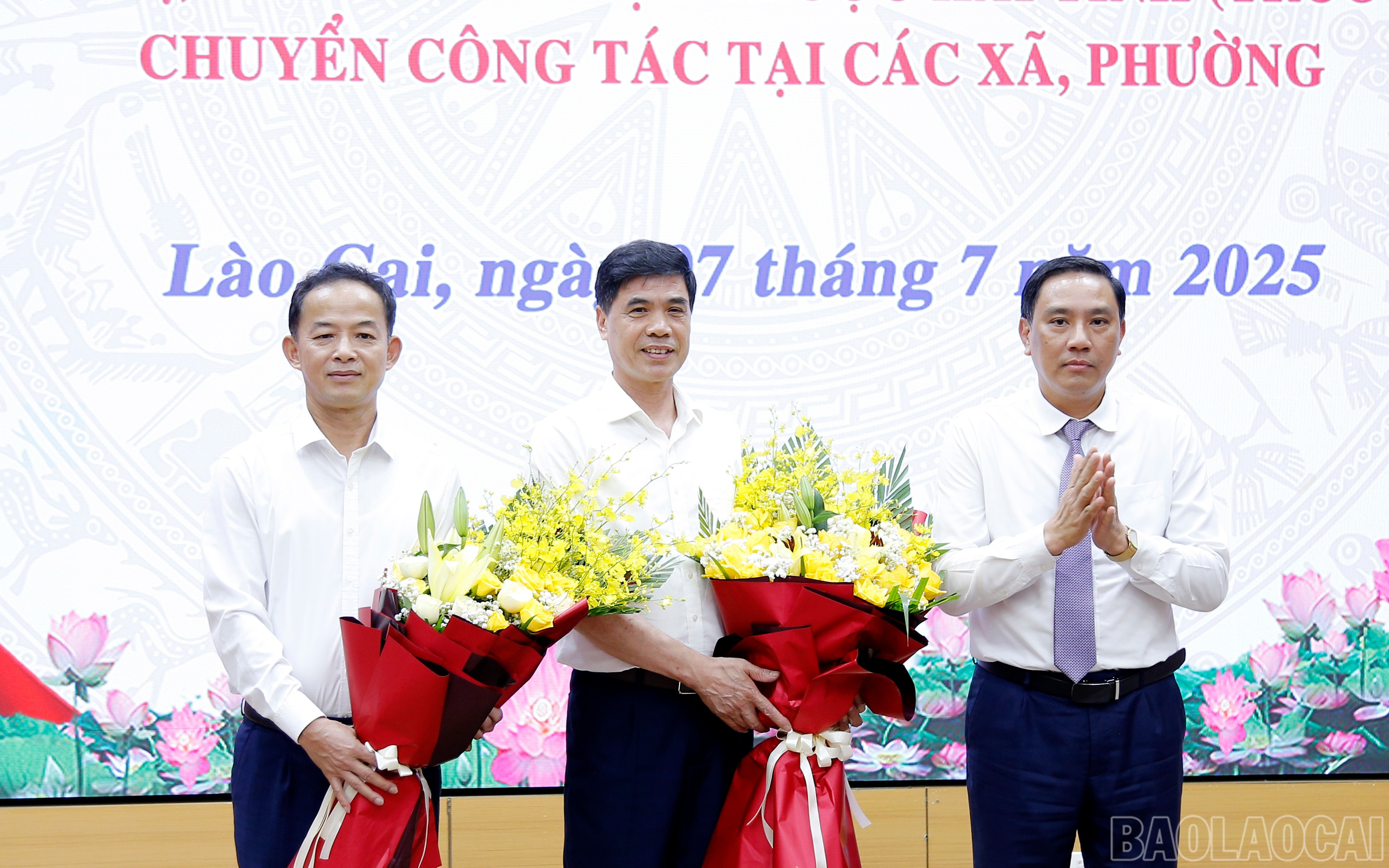 Đồng chí Hoàng Giang, Phó Bí thư Thường trực Tỉnh ủy tặng hoa các đồng chí nguyên Tỉnh ủy viên, nguyên trưởng ngành của tỉnh Yên Bái (cũ). baolaocai-br_mg-4692.jpg