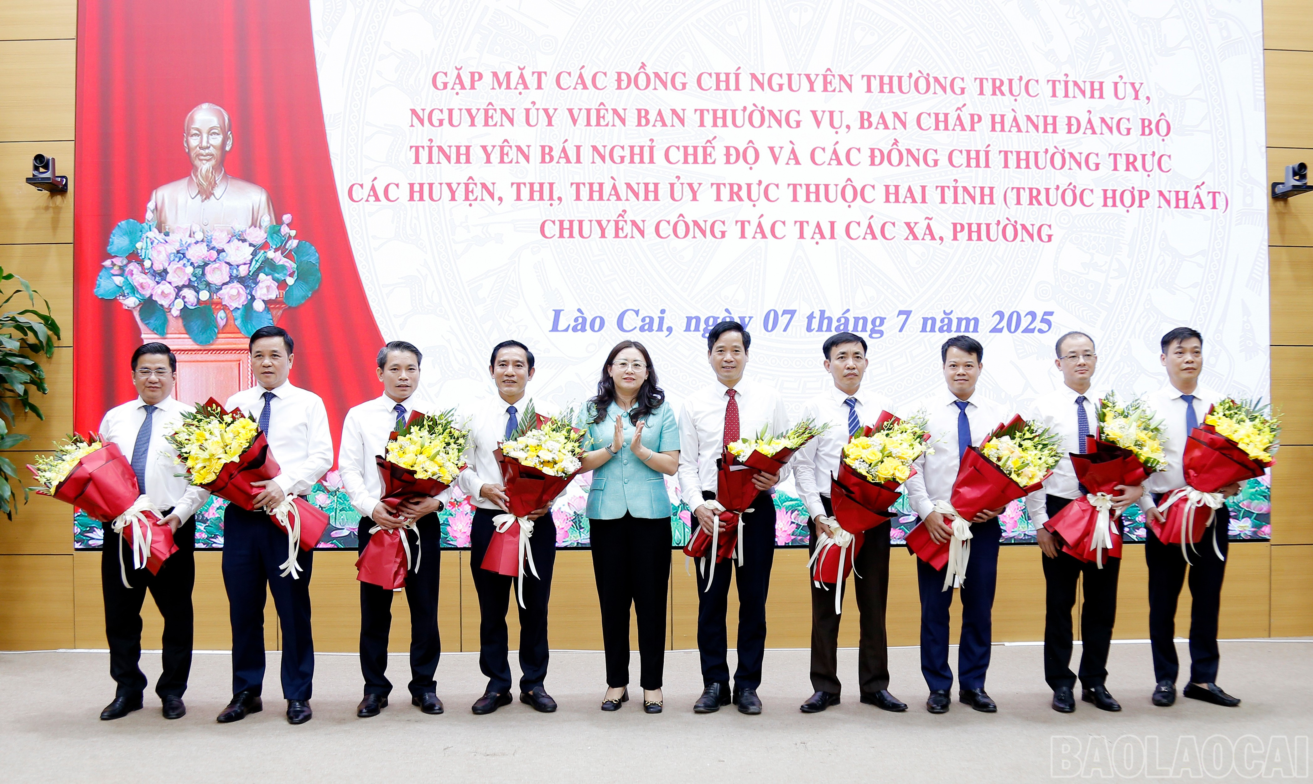 Các đồng chí Thường trực Tỉnh ủy tặng hoa các đồng chí nguyên thường trực các huyện ủy, thị ủy, thành ủy của 2 tỉnh Lào Cai và Yên Bái (cũ) chuyển công tác về cấp xã. baolaocai-br_mg-4711.jpg