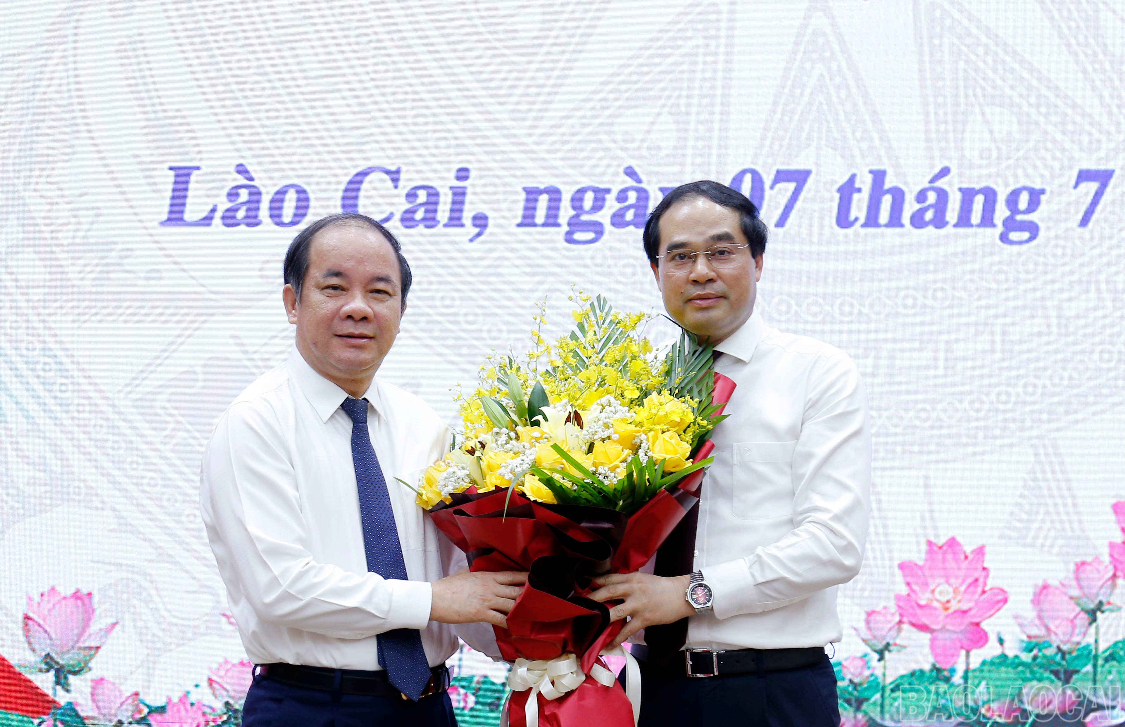 Bí thư Tỉnh ủy, Chủ tịch HĐND tỉnh Trịnh Xuân Trường tặng hoa đồng chí Tạ Văn Long, nguyên Phó Bí thư Thường trực Tỉnh ủy, nguyên Chủ tịch HĐND tỉnh nghỉ chế độ. baolaocai-br_mg-4684.jpg
