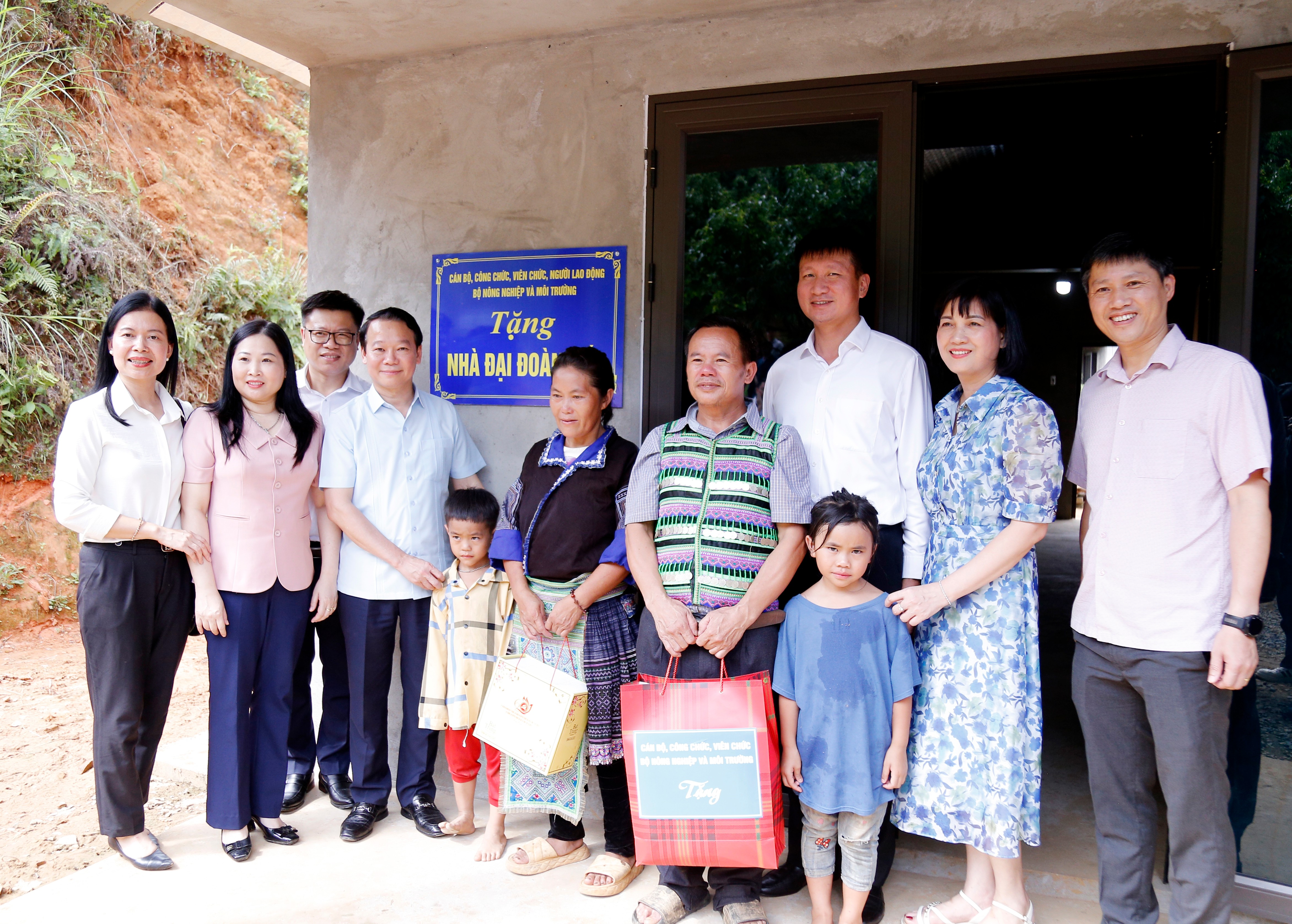 Bộ trưởng Đỗ Đức Duy và Chủ tịch UBND tỉnh Trần Huy Tuấn cùng đoàn công tác tặng quà cho gia đình anh Giàng A Mang, thôn Tấu Dưới, xã Trạm Tấu mg-4499.jpg