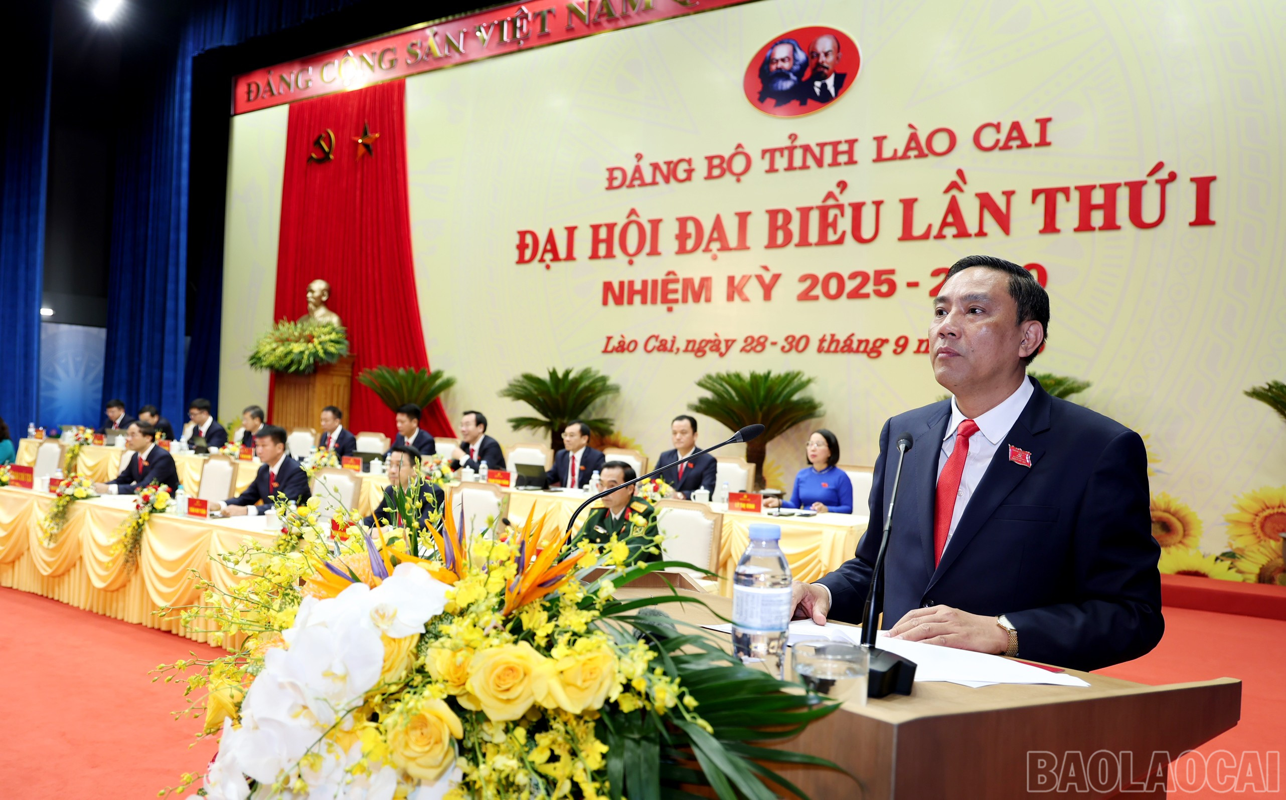 Đồng chí Hoàng Giang - Phó Bí thư Thường trực Tỉnh ủy trình bày dự thảo chương trình làm việc của đại hội. baolaocai-br_img-1649.jpg