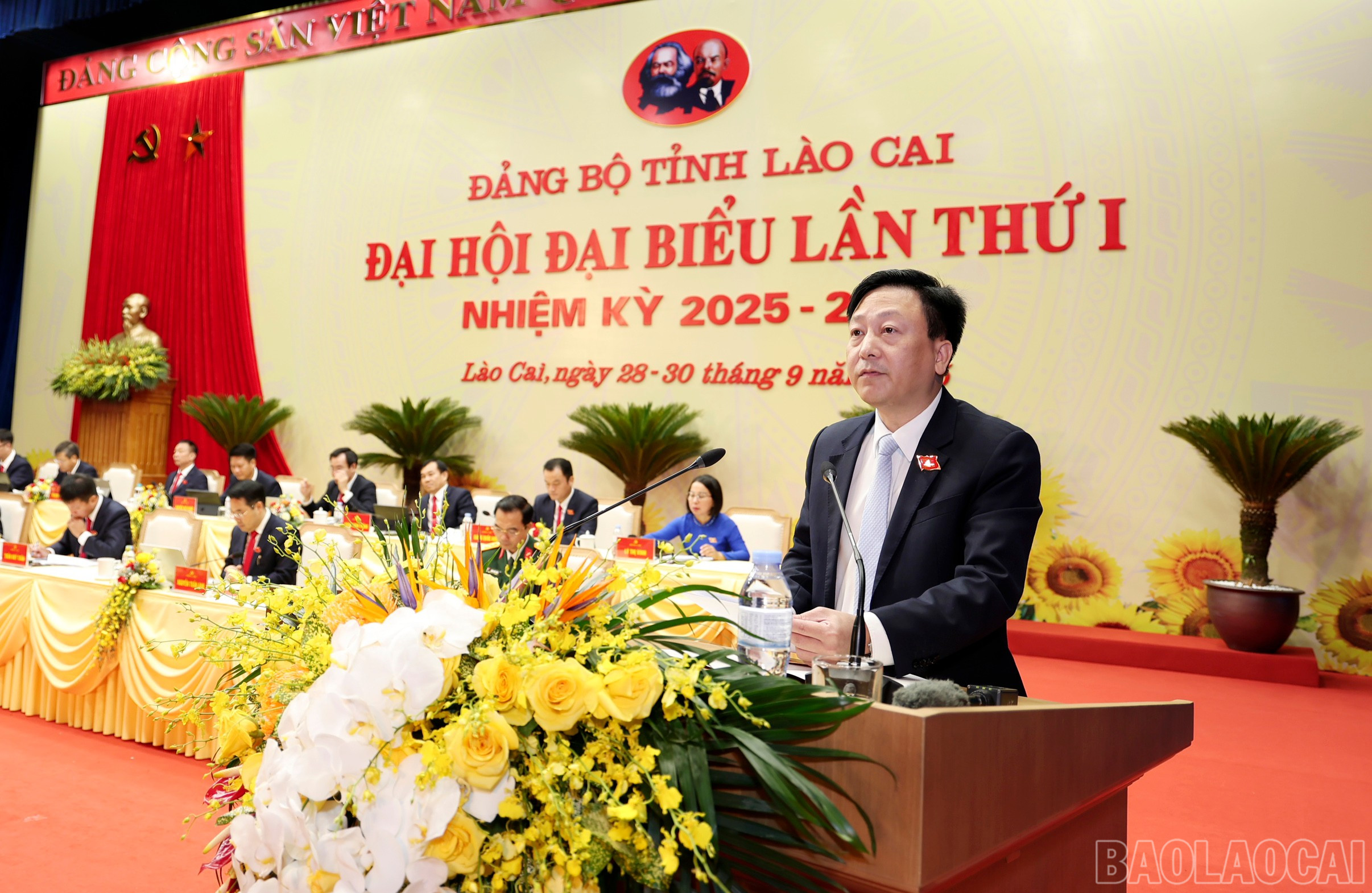 Các đại biểu tham luận tại đại hội. baolaocai-br_img-1790.jpg