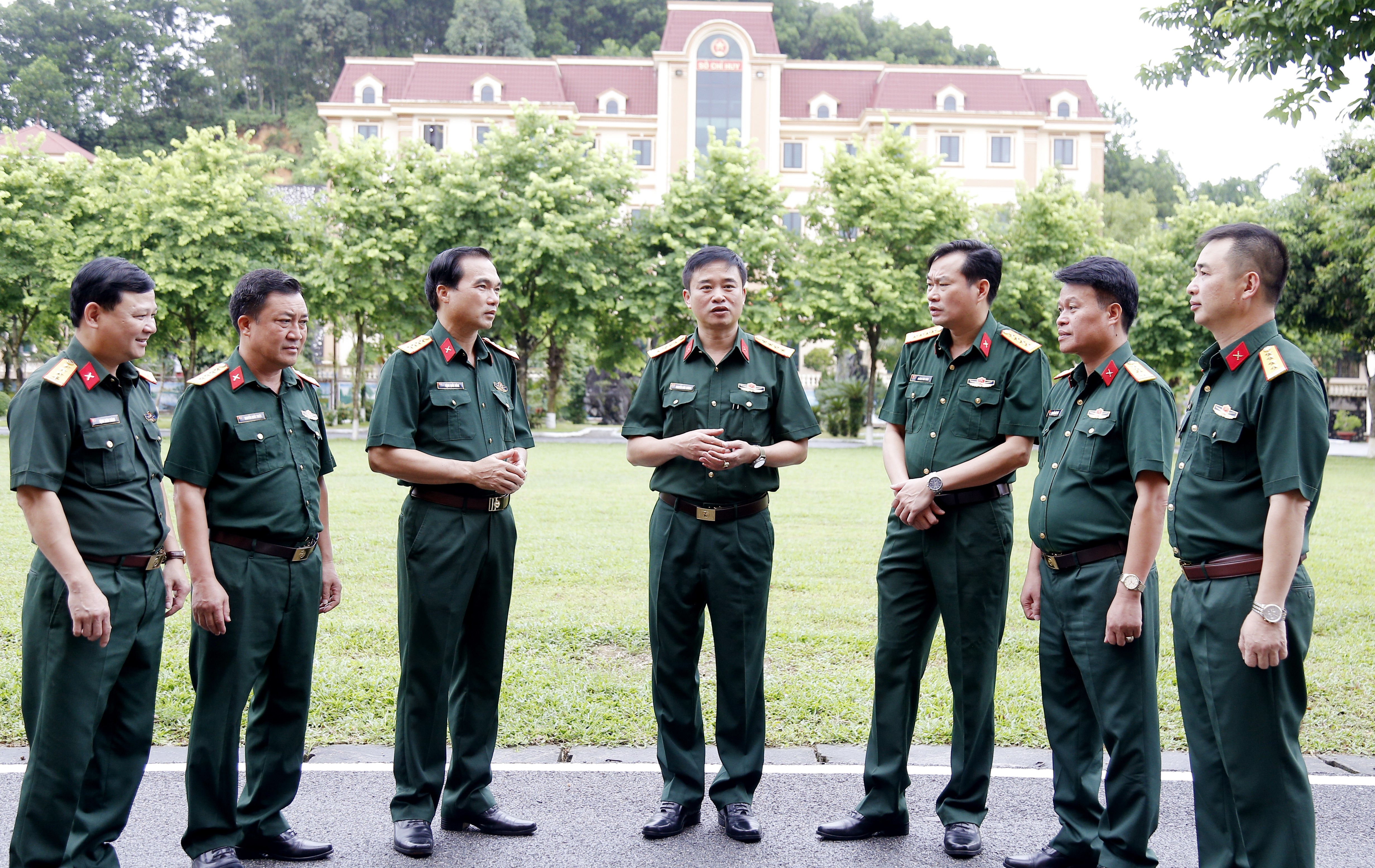 Lãnh đạo Bộ CHQS tỉnh Lào Cai trao đổi phương hướng, giải pháp về thực hiện nhiệm vụ chính trị nhiệm kỳ 2025- 2030. mg-5420.jpg