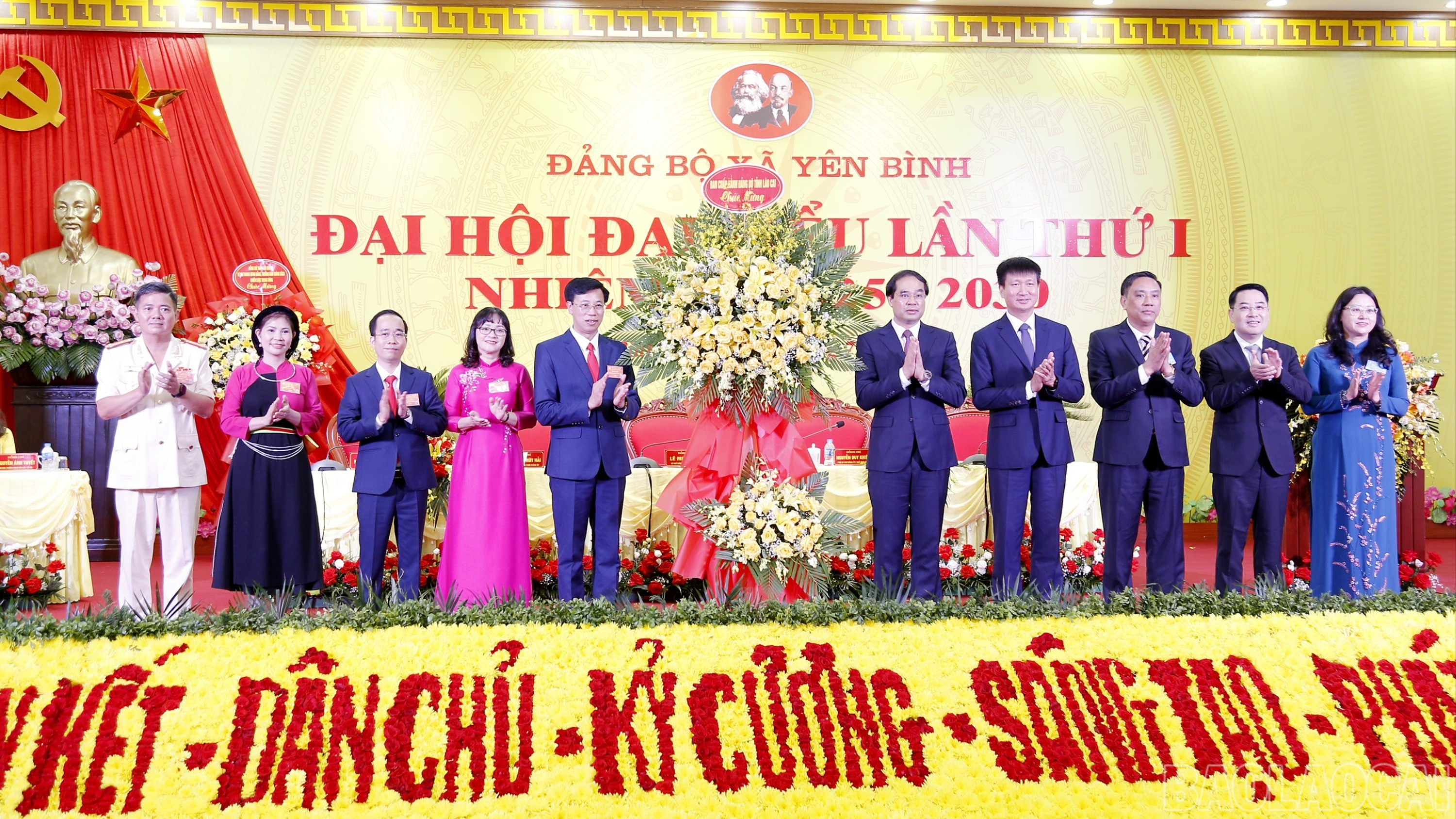 Đồng chí Bí thư Tỉnh ủy và các đồng chí Thường trực Tỉnh ủy tặng hoa chúc mừng Đại hội đại biểu Đảng bộ xã Yên Bình baolaocai-br_mg-5343-8462.jpg