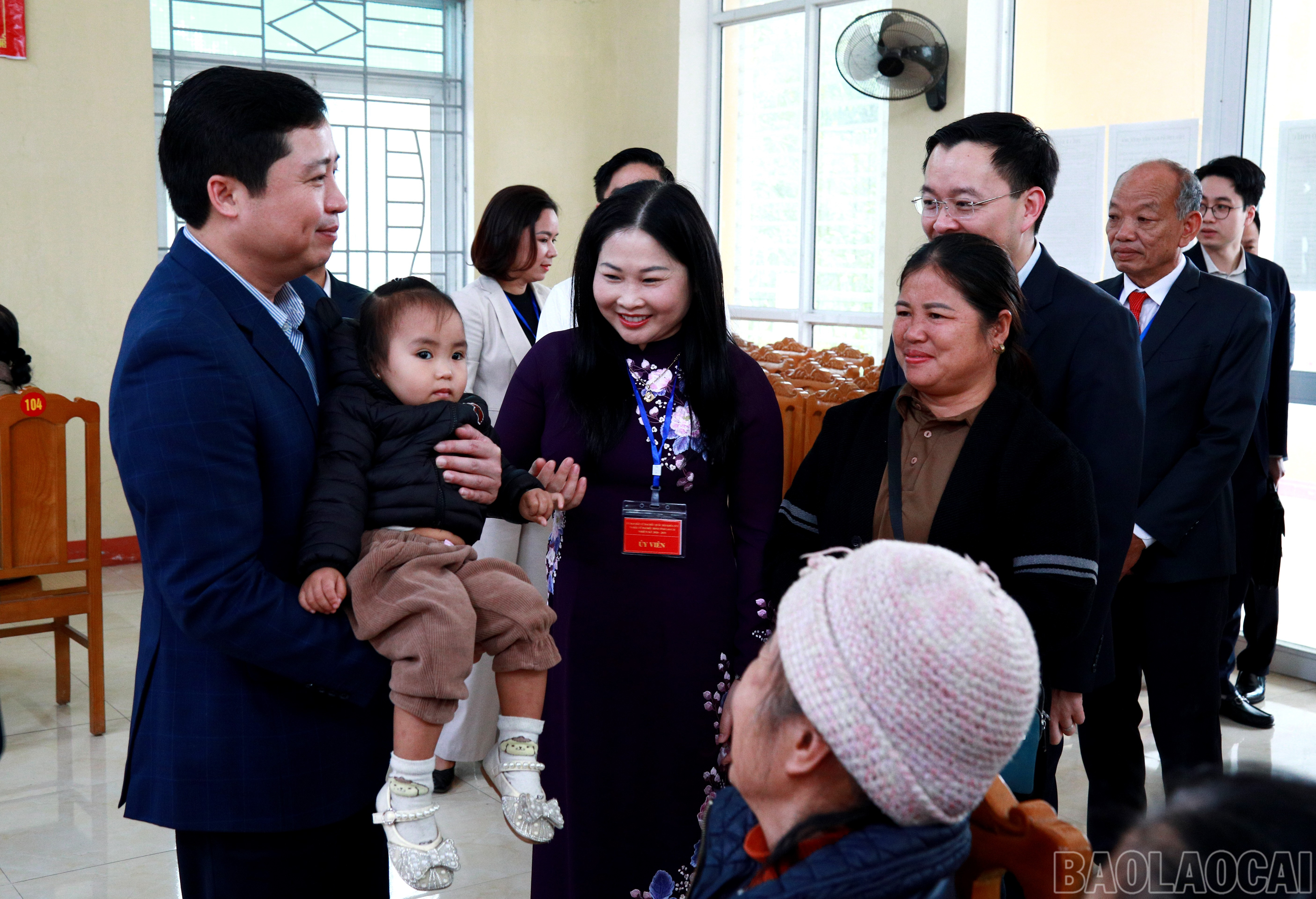 Bí thư Tỉnh ủy Dương Quốc Huy thăm hỏi, trò chuyện với cử tri xã Trấn Yên.