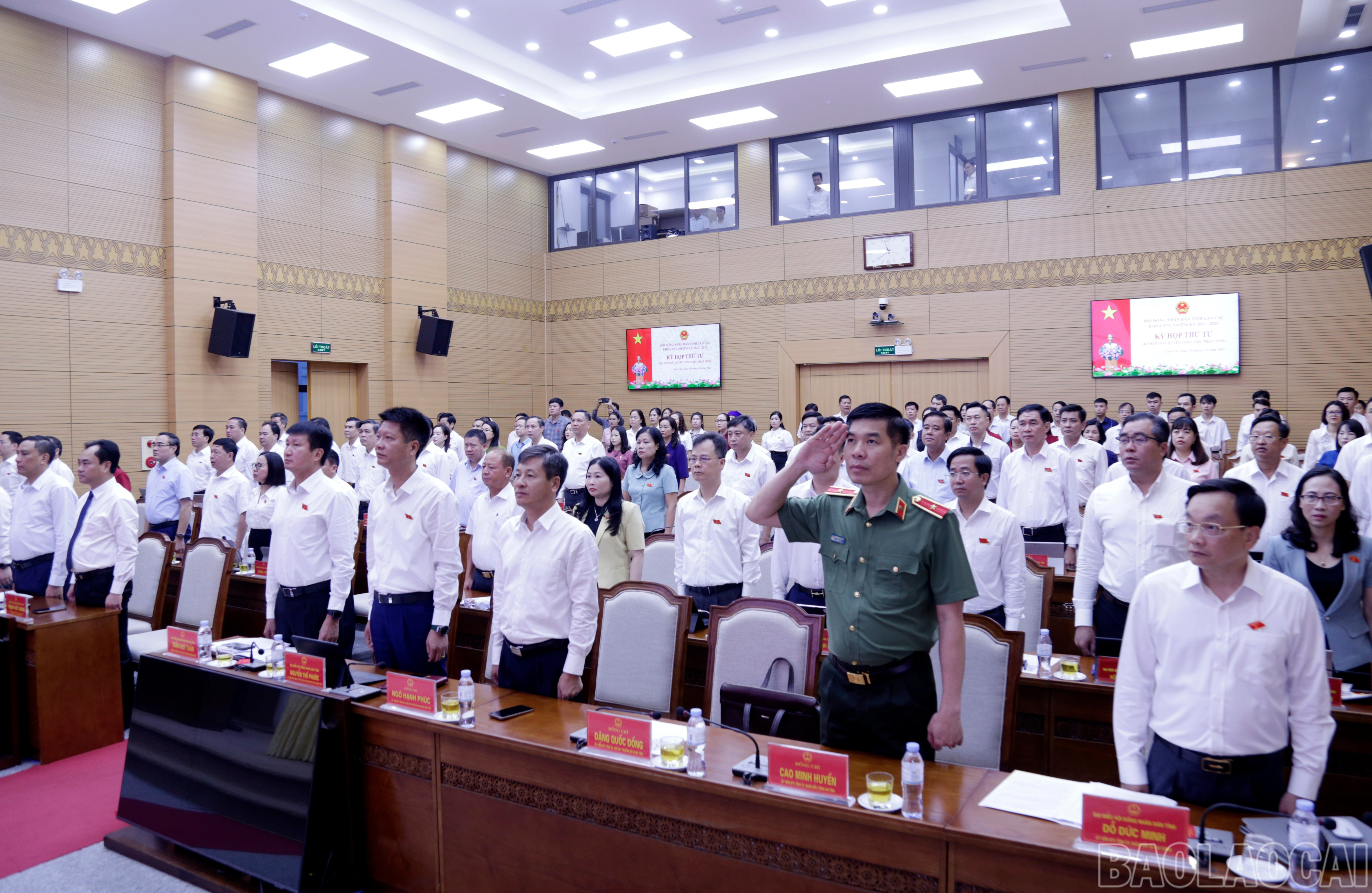 Các đại biểu thực hiện nghi thức chào cờ tại kỳ họp. baolaocai-br_mg-9836.jpg