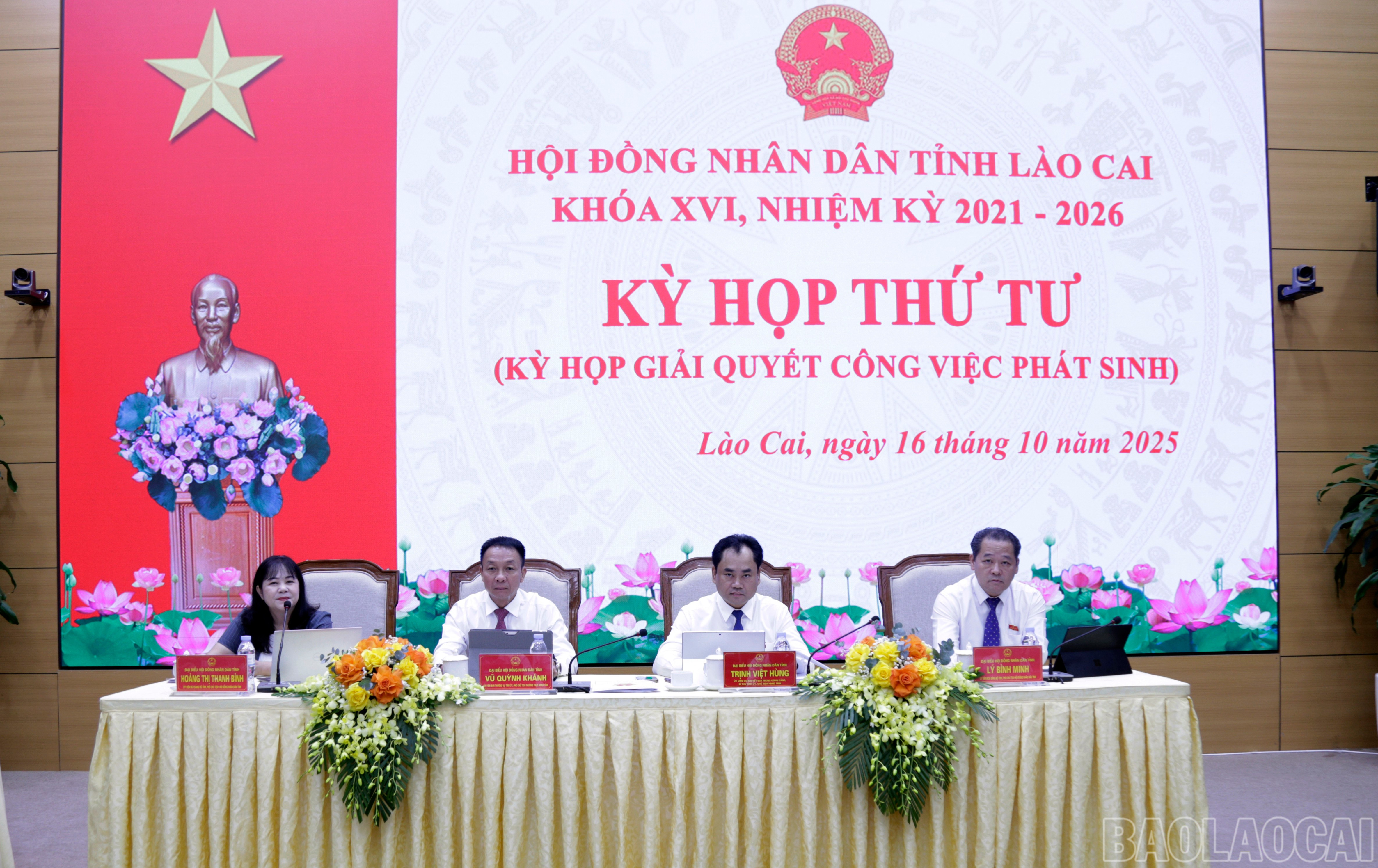 Các đồng chí Thường trực HĐND tỉnh chủ trì, điều hành kỳ họp. baolaocai-br_mg-9901.jpg