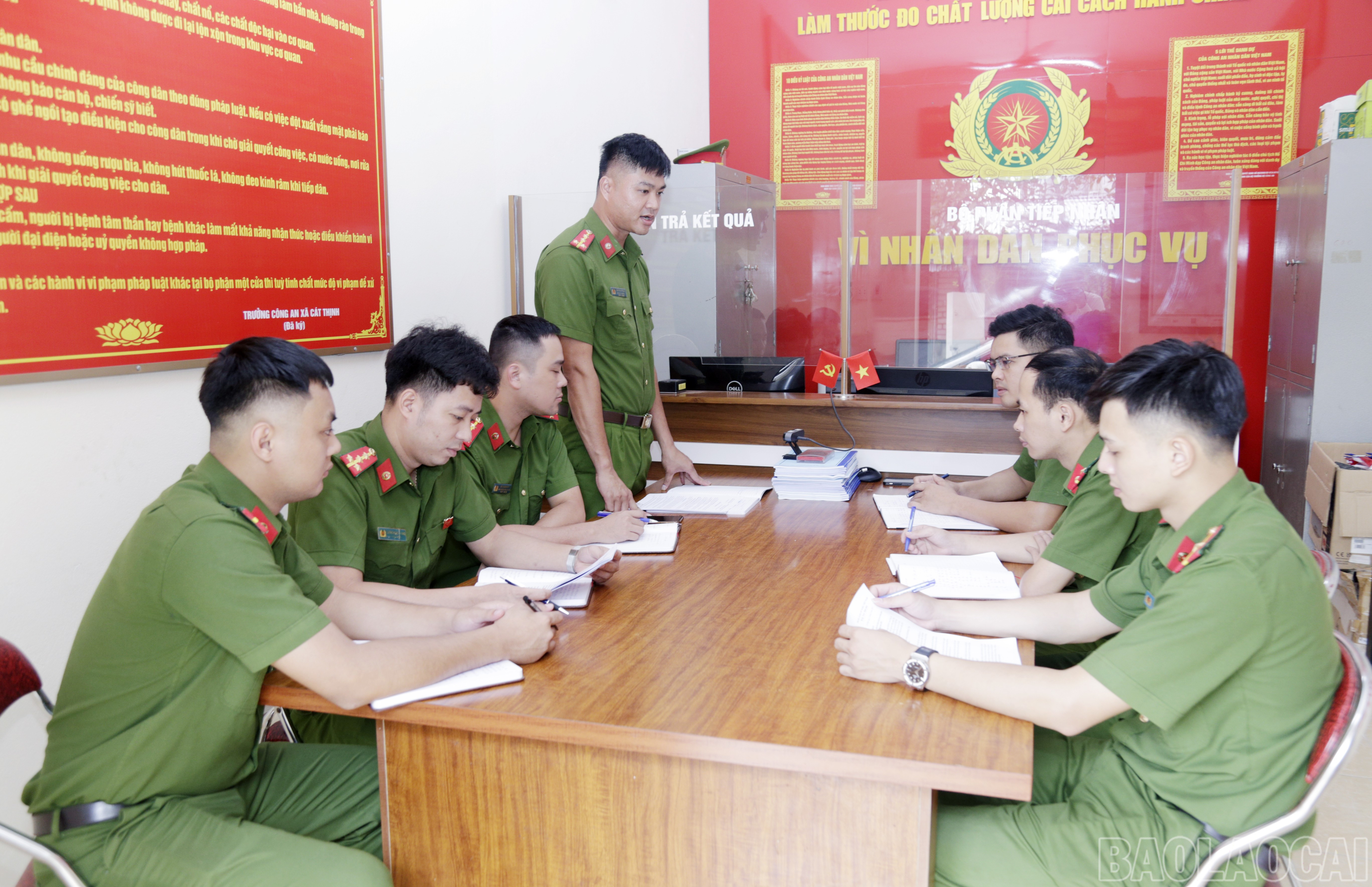 Công an xã Cát Thịnh giao ban, nắm tình hình về quản lý đối tượng sau cai nghiện ma túy. baolaocai-br_mg-9549.jpg