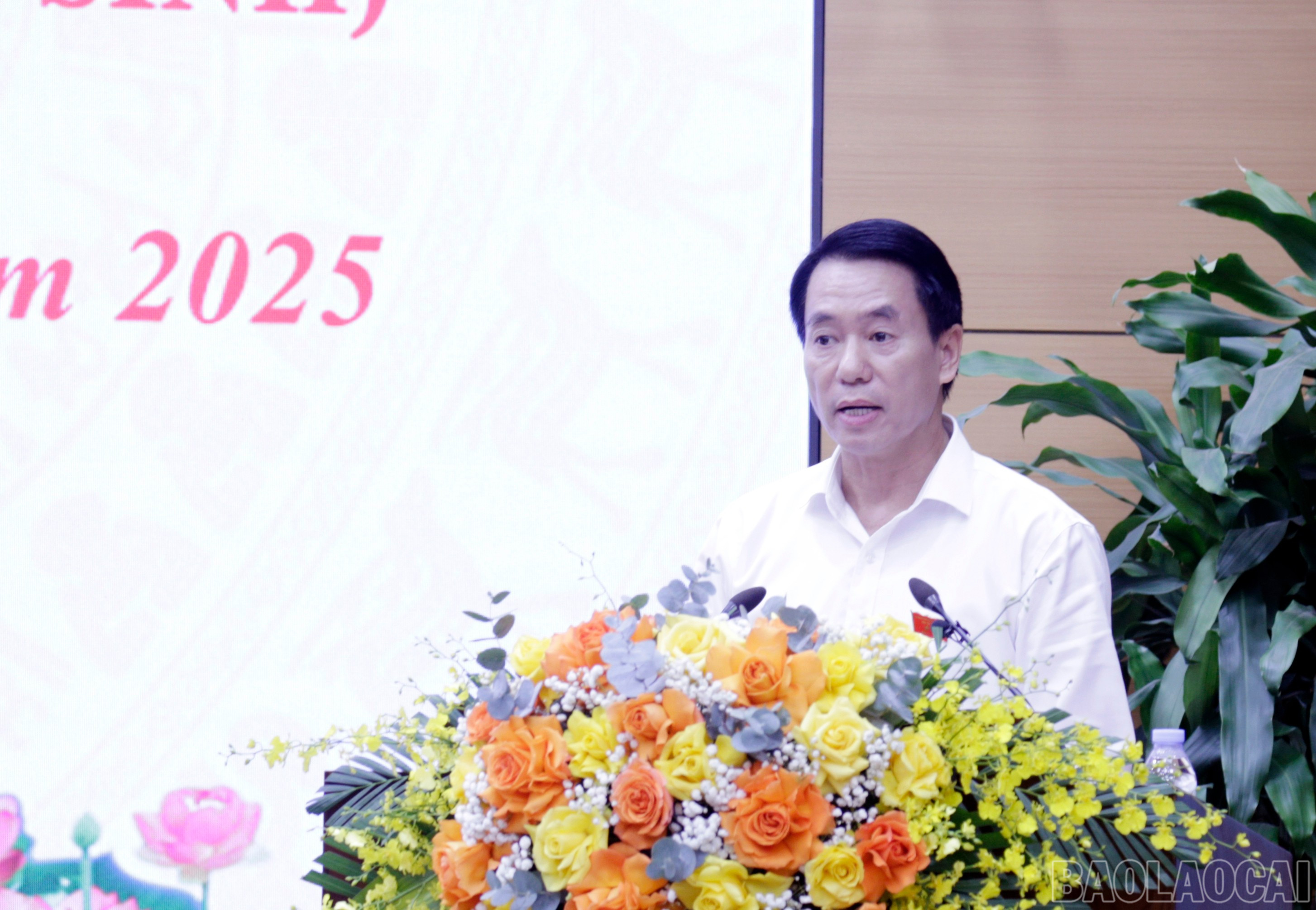 Lãnh đạo Sở Tài chính và Sở Giáo dục & Đào tạo trình bày tờ trình tại kỳ họp. baolaocai-br_mg-9940.jpg