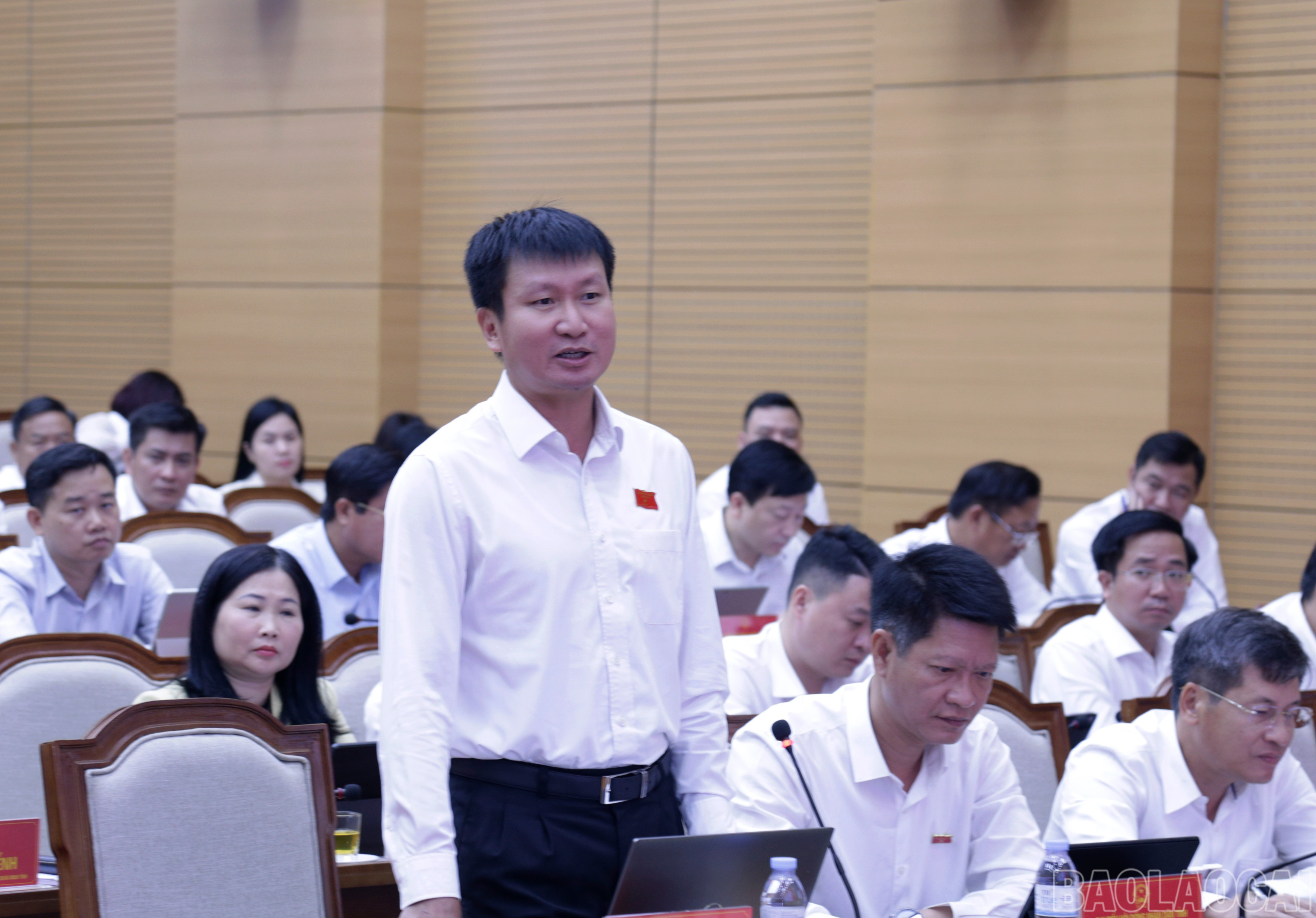 Đồng chí Trần Huy Tuấn - Phó Bí thư Tỉnh ủy, Chủ tịch UBND tỉnh phát biểu, giải trình, làm rõ một số nội dung thuộc thẩm quyền các đại biểu quan tâm. baolaocai-br_mg-0004.jpg
