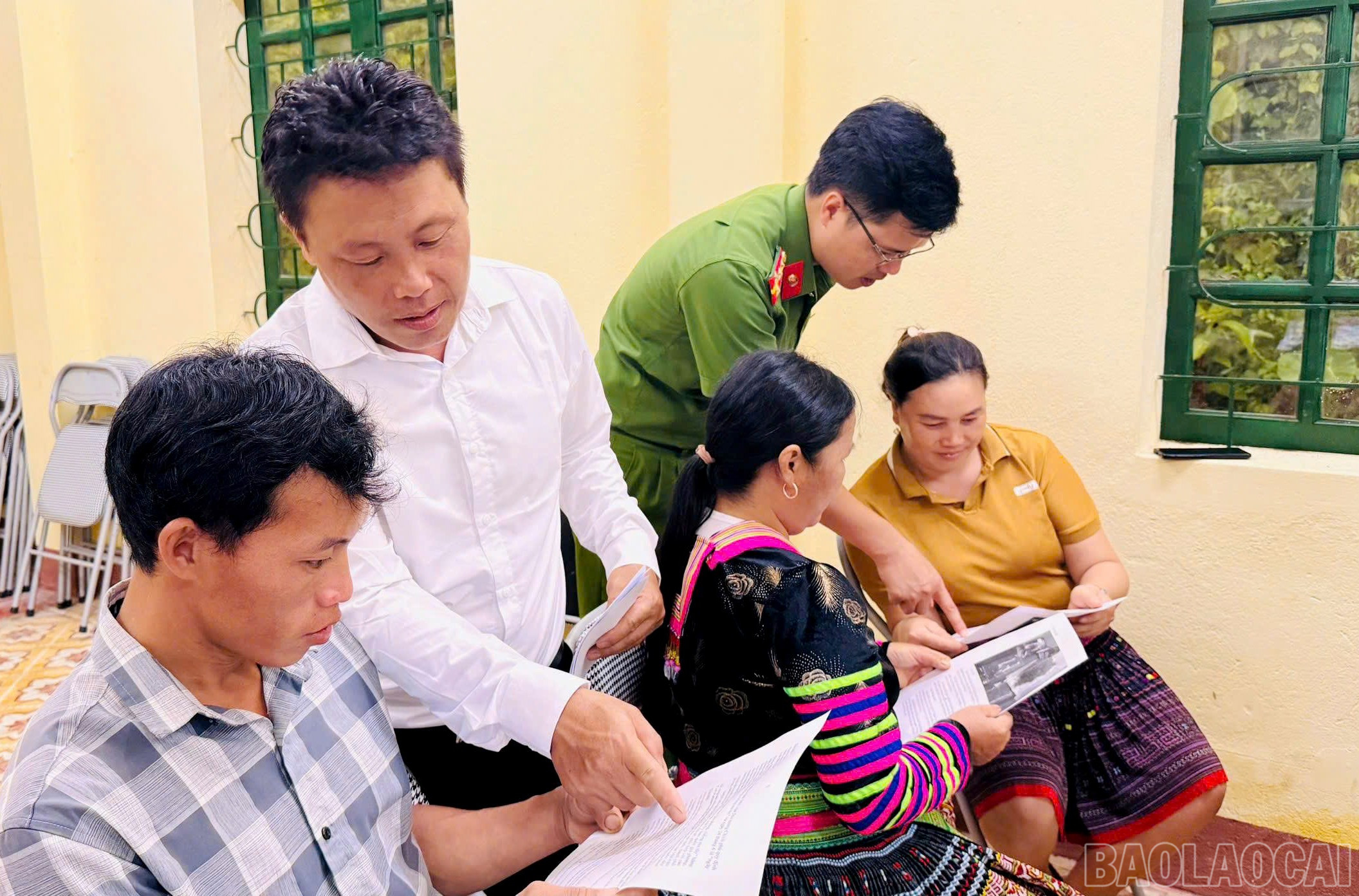 Công tác tuyên truyền, vận động giúp người dân hiểu về tác hại của ma túy luôn được Công an xã Cát Thịnh tiến hành thường xuyên. baolaocai-br_gen-h-z7117892965749-73c5e5c29618004e5b85e040ba3d347b.jpg