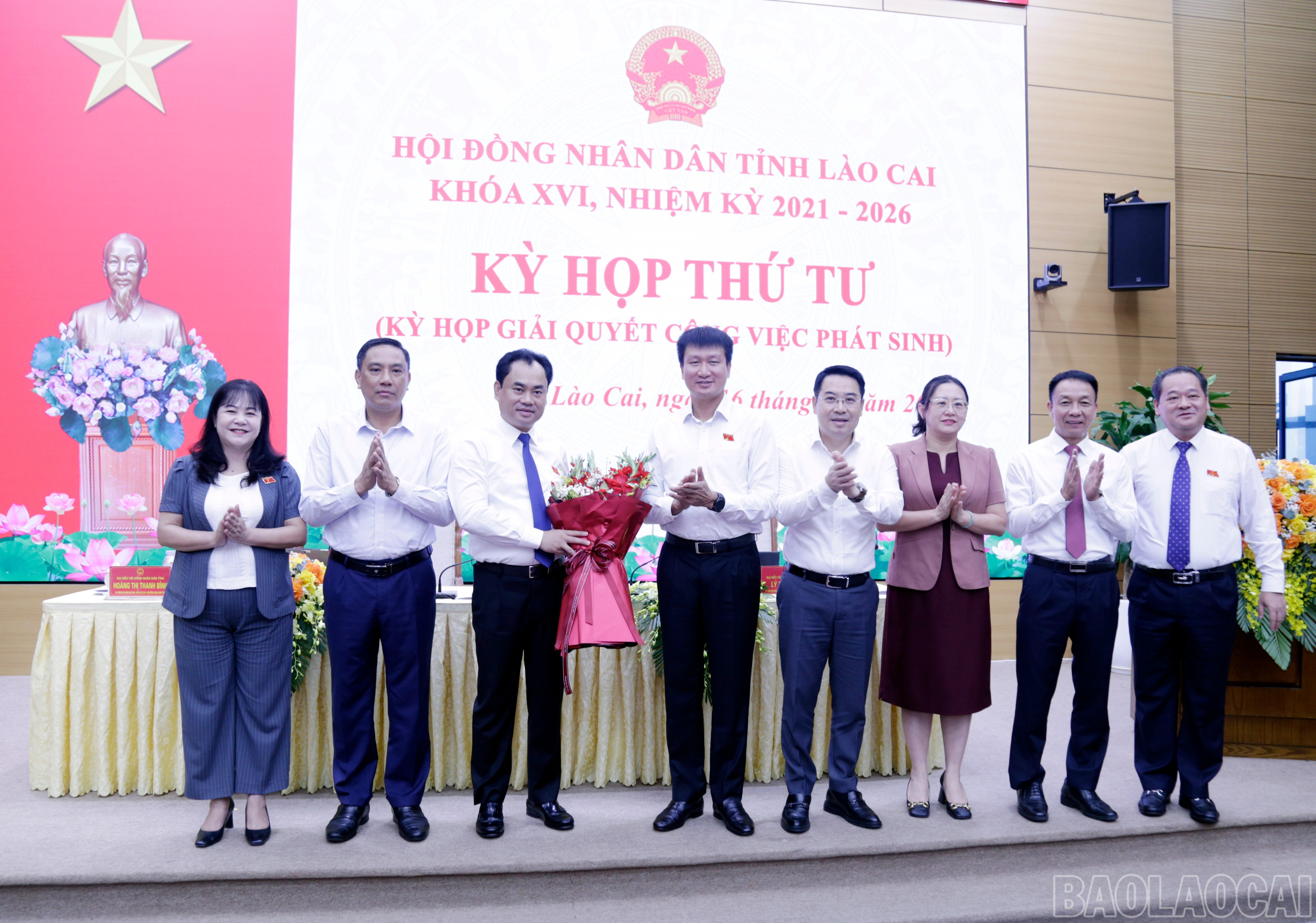 Các đồng chí lãnh đạo tỉnh, Thường trực HĐND tỉnh tặng hoa chúc mừng đồng chí Trịnh Việt Hùng. baolaocai-br_mg-9856.jpg