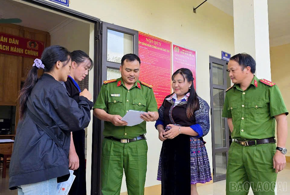Công an xã Chế Tạo trao đổi với người dân về an ninh, trật tự và các vấn đề liên quan đến tội phạm ma túy. baolaocai-br_gen-h-z6814122586407-804e6c1b0c9d0c166c500e521f87da89.jpg