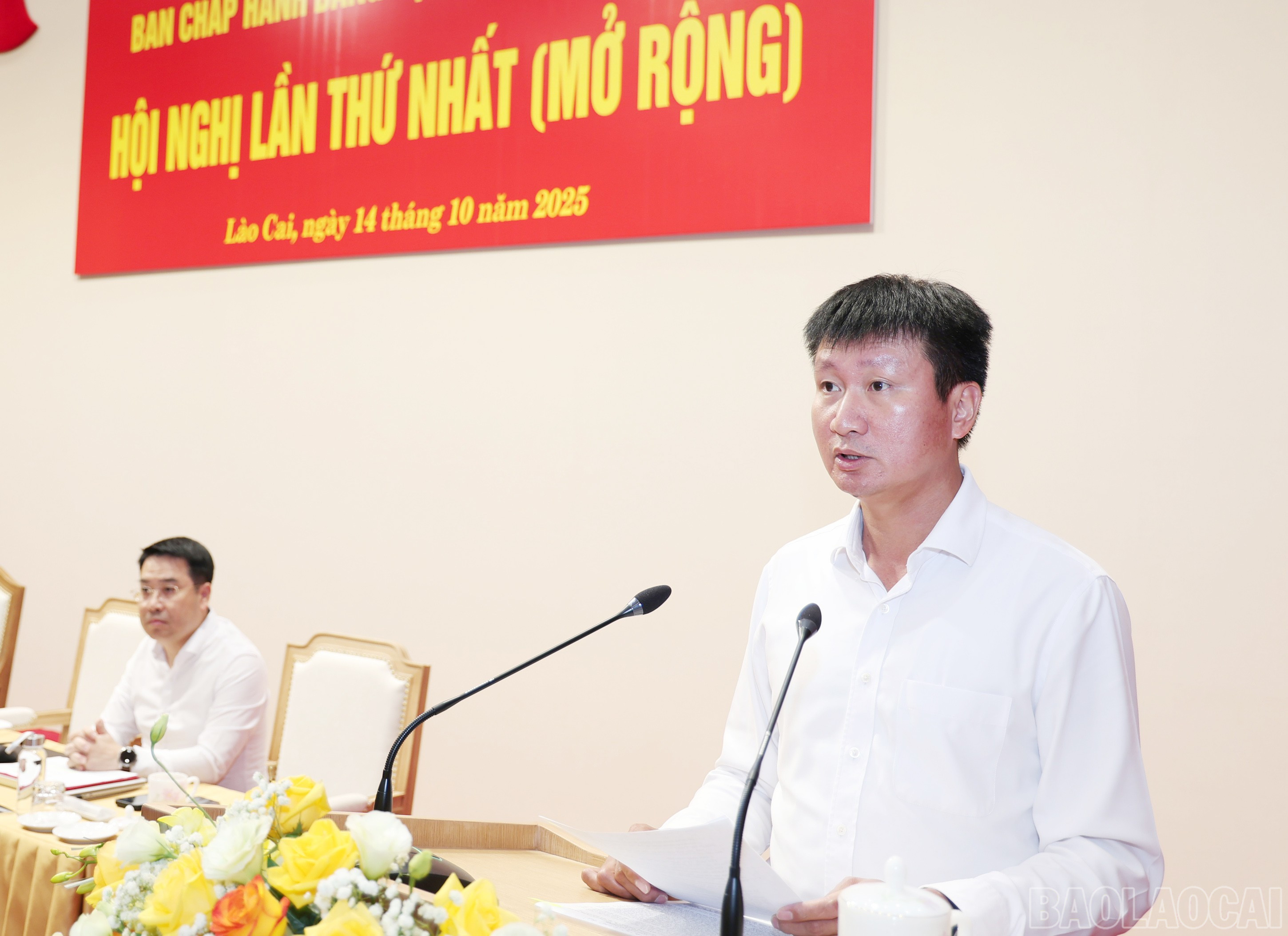 Đồng chí Trần Huy Tuấn - Phó Bí thư Tỉnh ủy, Chủ tịch UBND tỉnh phát biểu tại hội nghị. baolaocai-br_img-4936.jpg