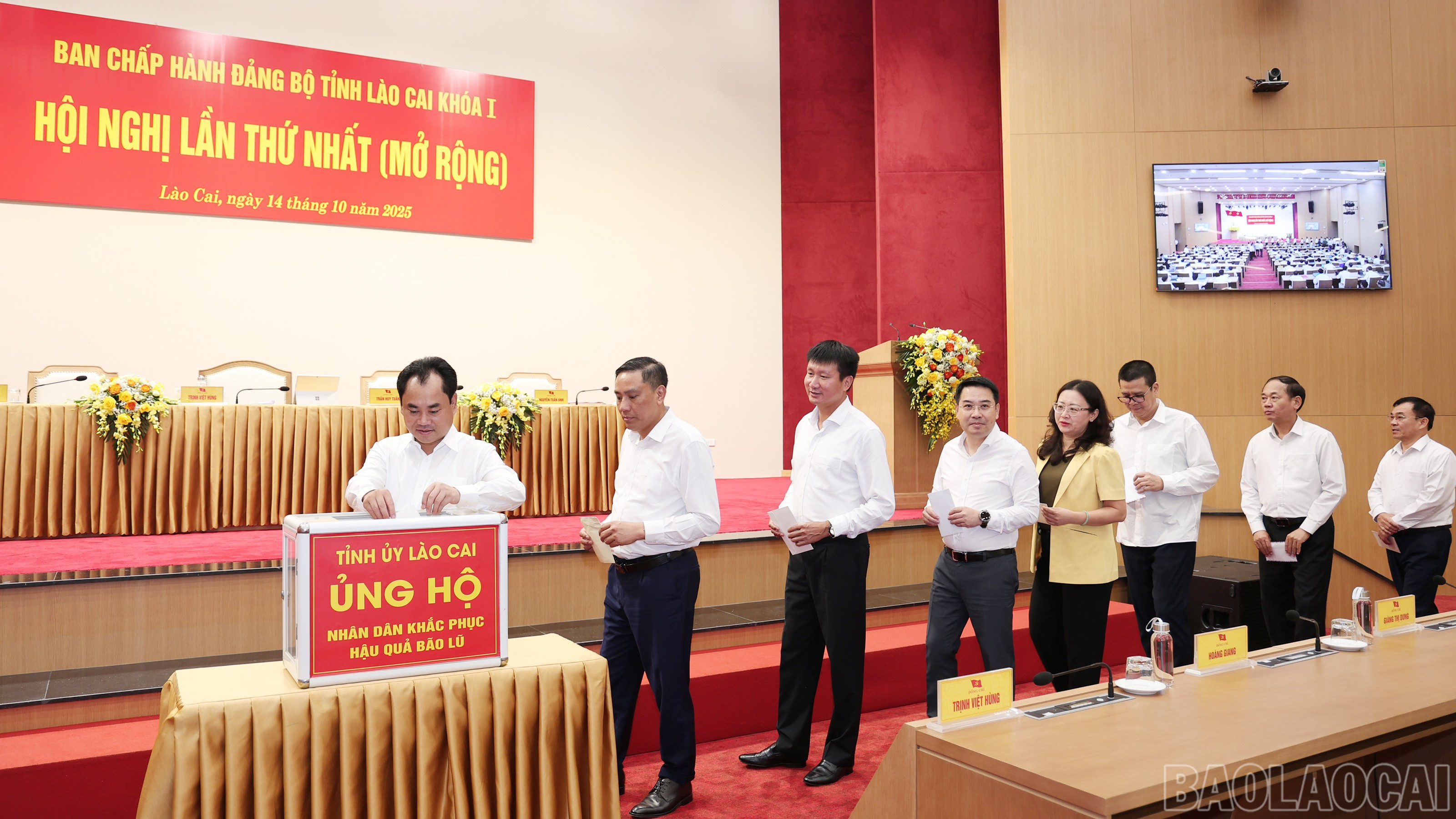Thường trực Tỉnh ủy và các đại biểu dự hội nghị ủng hộ đồng bào các tỉnh bị ảnh hưởng do bão số 10 và hoàn lưu sau bão. baolaocai-br_169-1.jpg