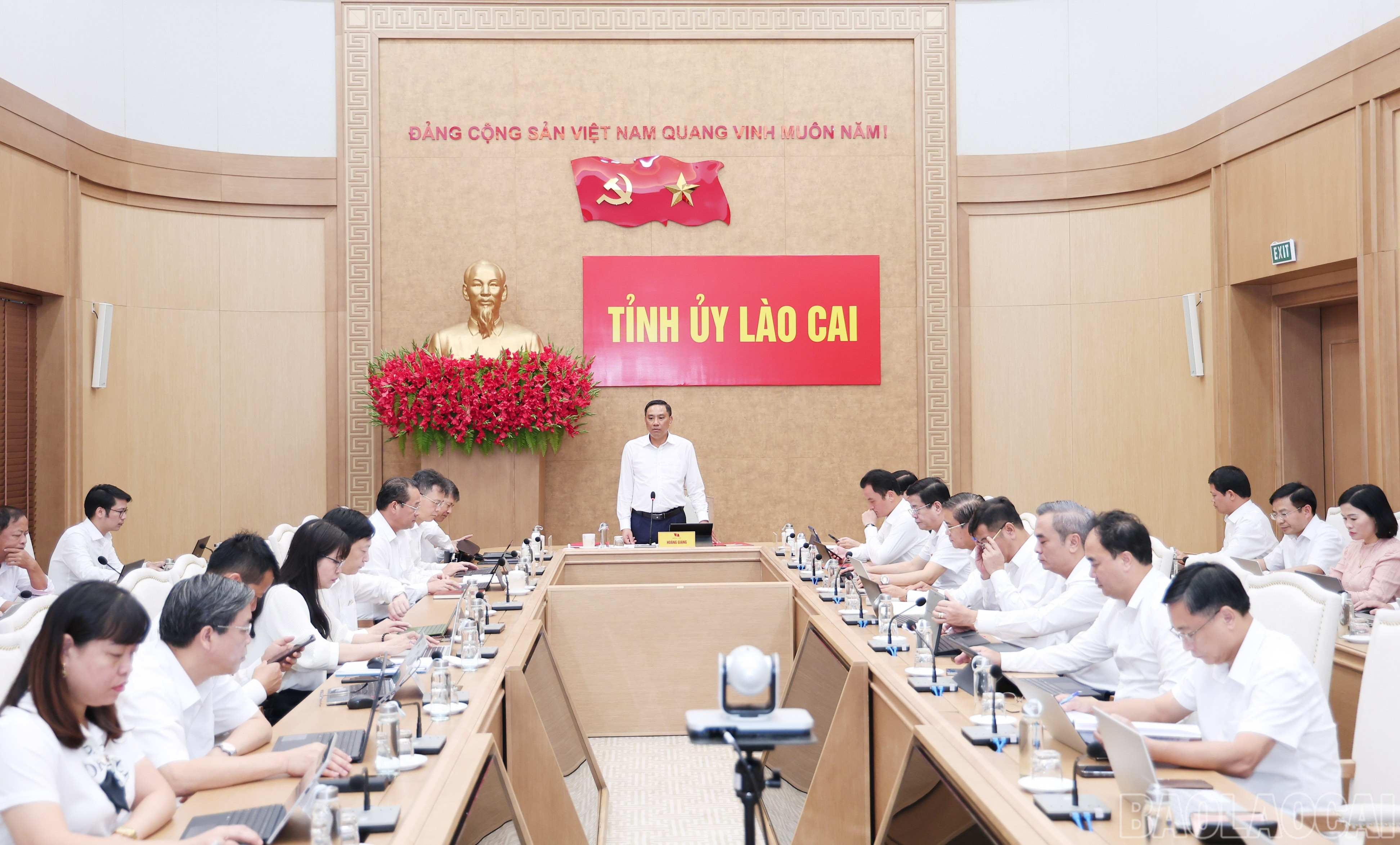 Đồng chí Hoàng Giang - Phó Bí thư Thường trực Tỉnh ủy phát biểu tại tổ. baolaocai-br_img-4960.jpg