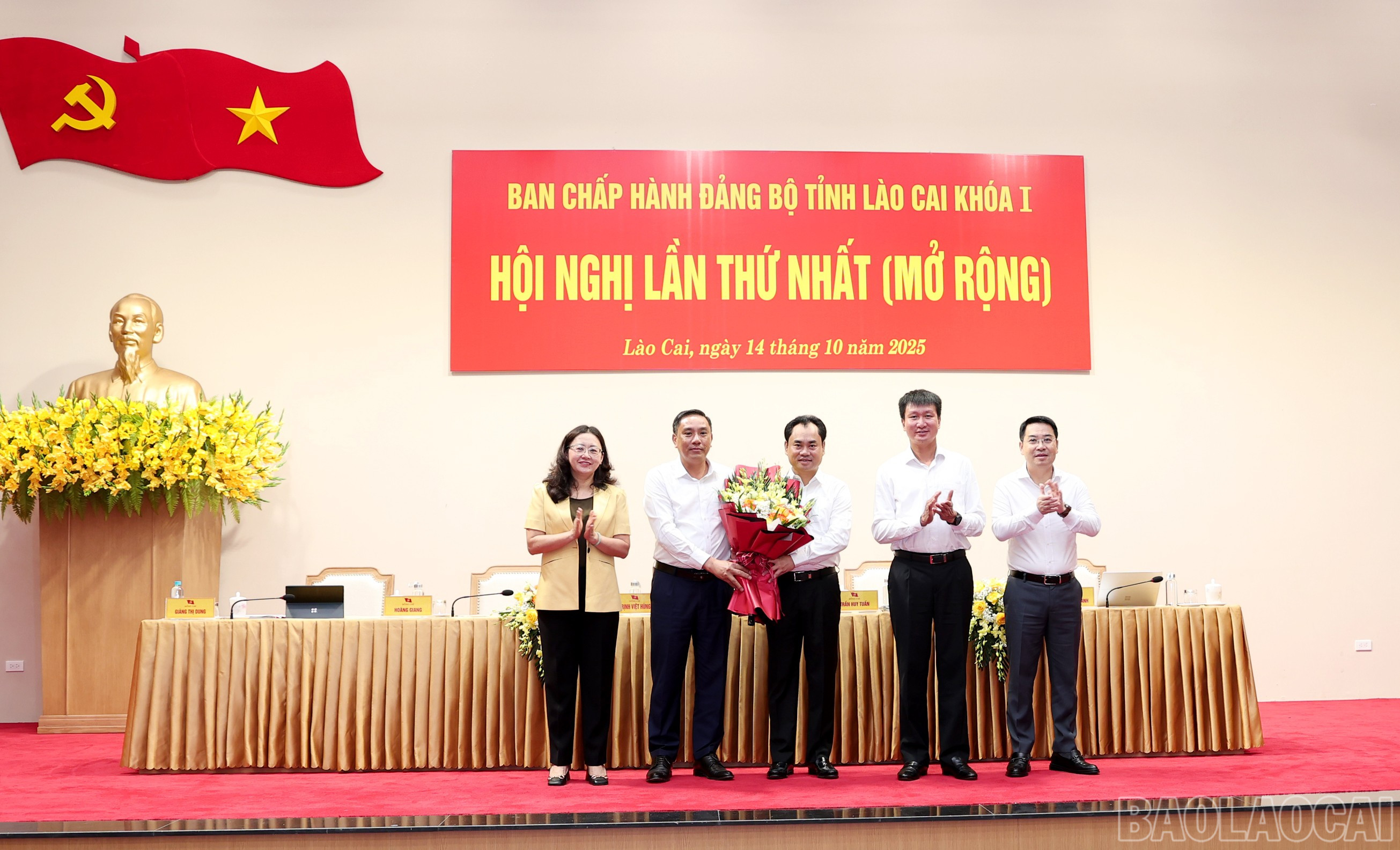 Thường trực Tỉnh ủy tặng hoa chúc mừng đồng chí Trịnh Việt Hùng. baolaocai-br_img-4746.jpg
