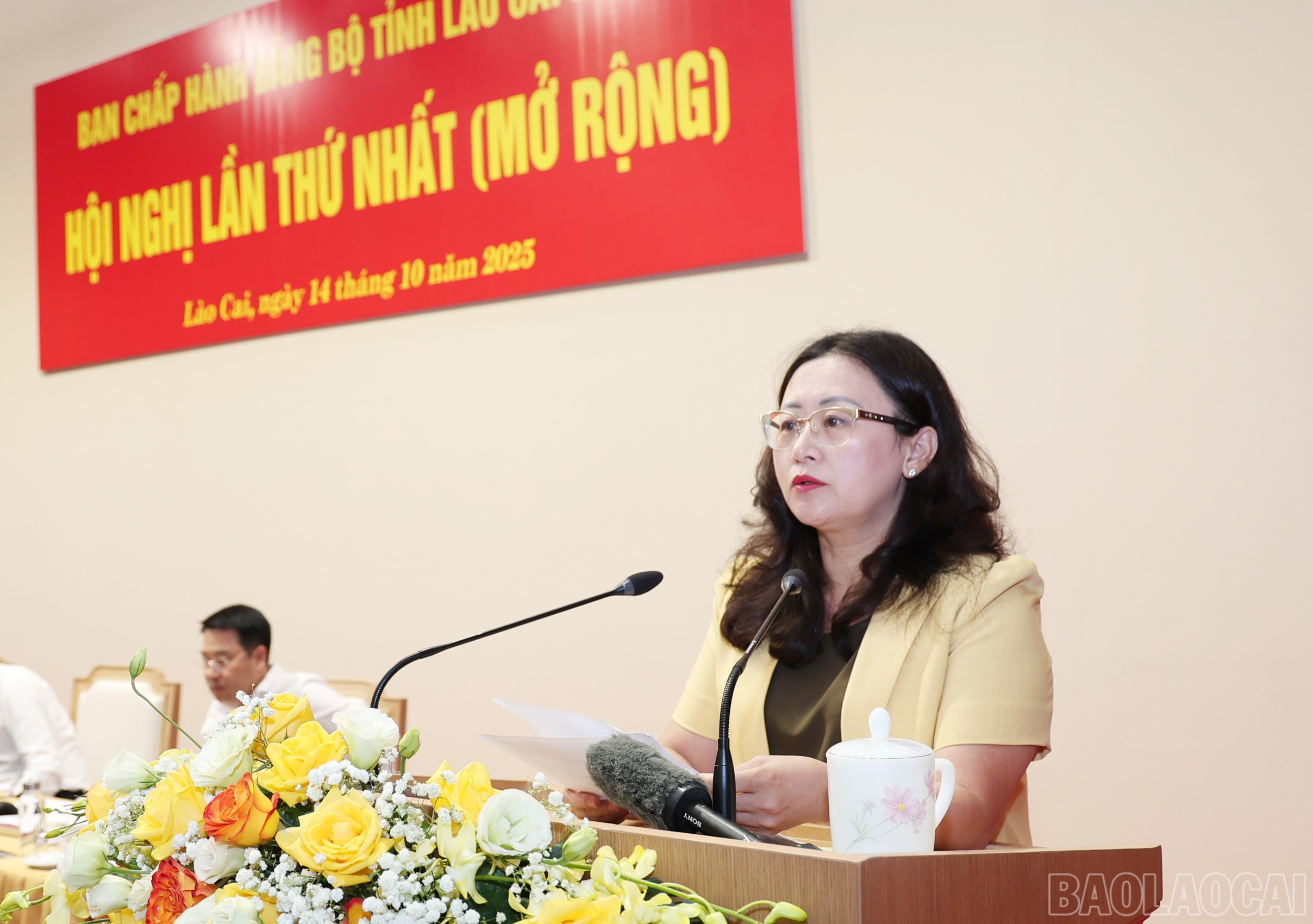 Đồng chí Giàng Thị Dung - Phó Bí thư Tỉnh ủy, Chủ tịch Ủy ban MTTQ Việt Nam tỉnh phát động ủng hộ đồng bào bị thiệt hại bởi bão số 10. baolaocai-br_img-4877-1.jpg