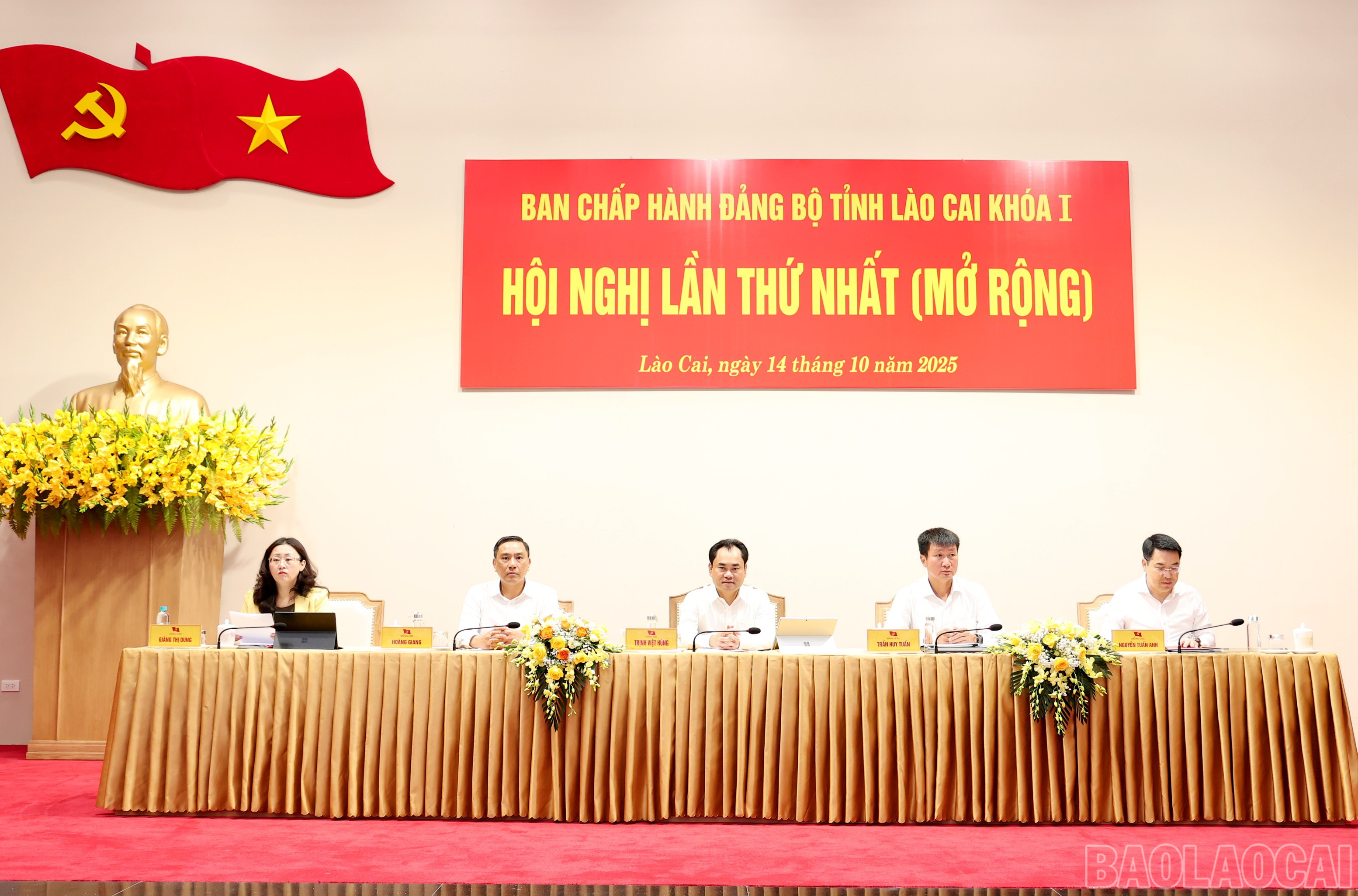 Các đồng chí Thường trực Tỉnh ủy chủ trì hội nghị. baolaocai-br_img-4697.jpg