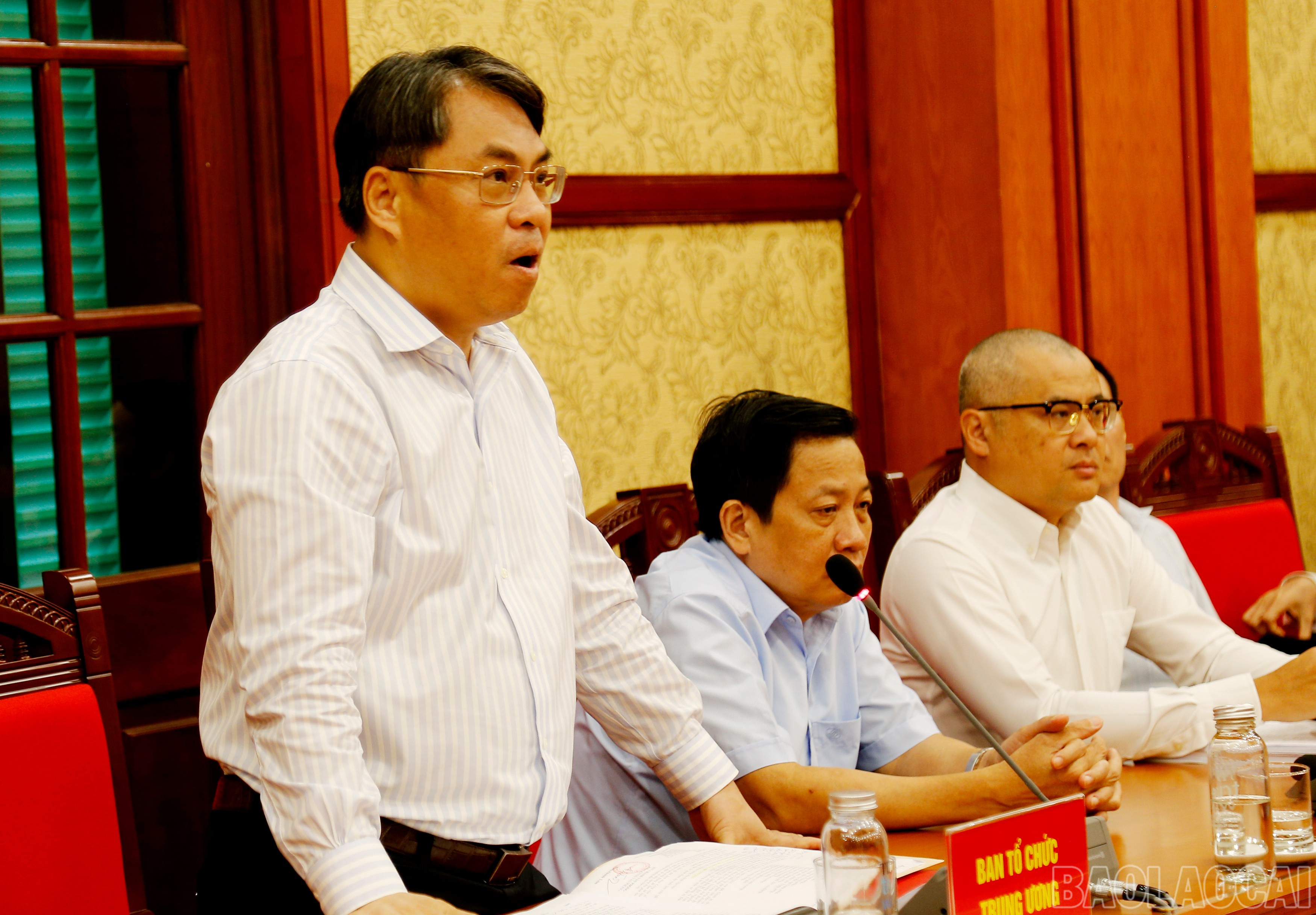 Đại biểu tham gia đóng góp ý kiến vào văn kiện. baolaocai-br_mg-6910.jpg