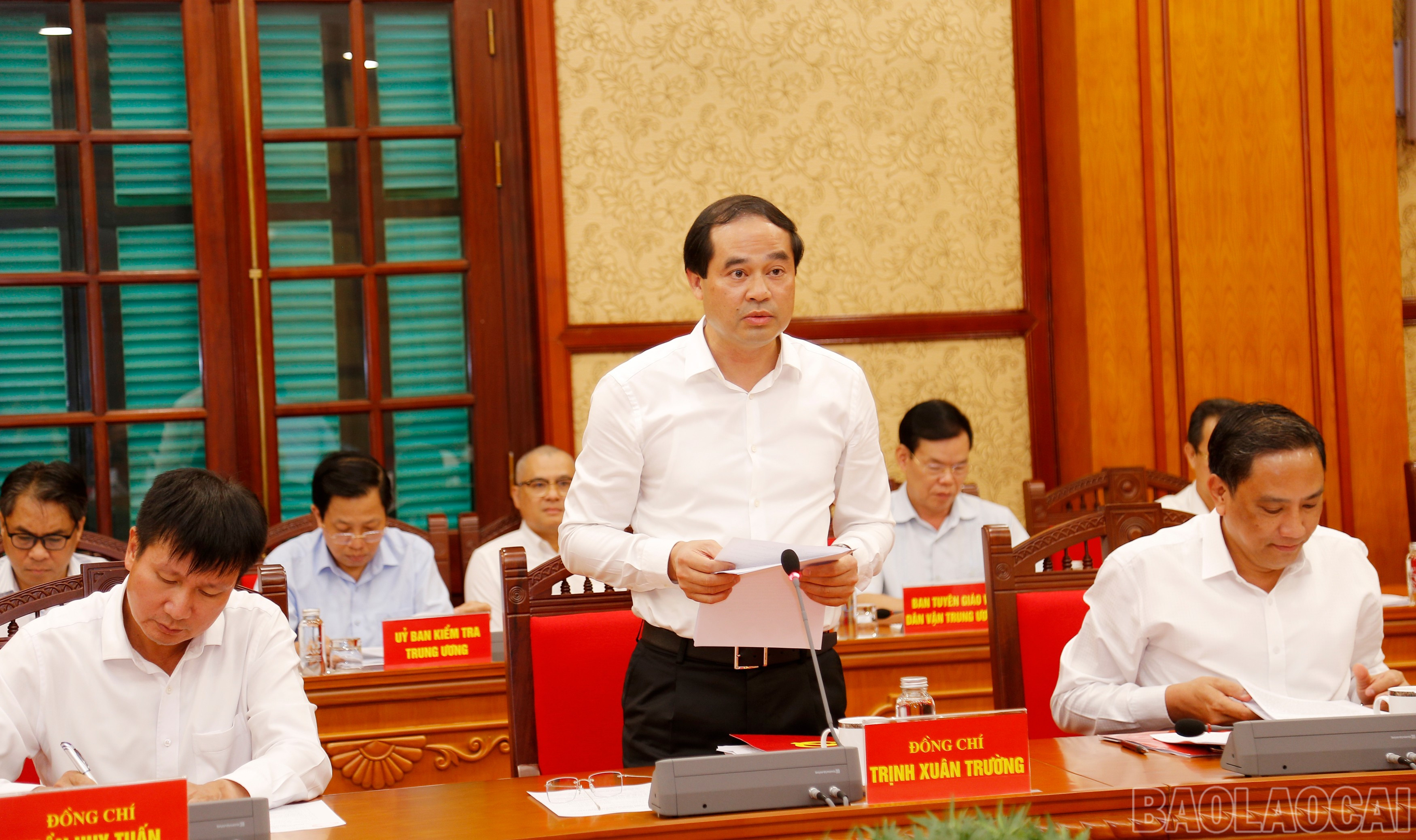 Đồng chí Trịnh Xuân Trường - Bí thư Tỉnh ủy, Chủ tịch HĐND tỉnh tiếp thu ý kiến chỉ đạo tại buổi làm việc. baolaocai-br_mg-6821.jpg