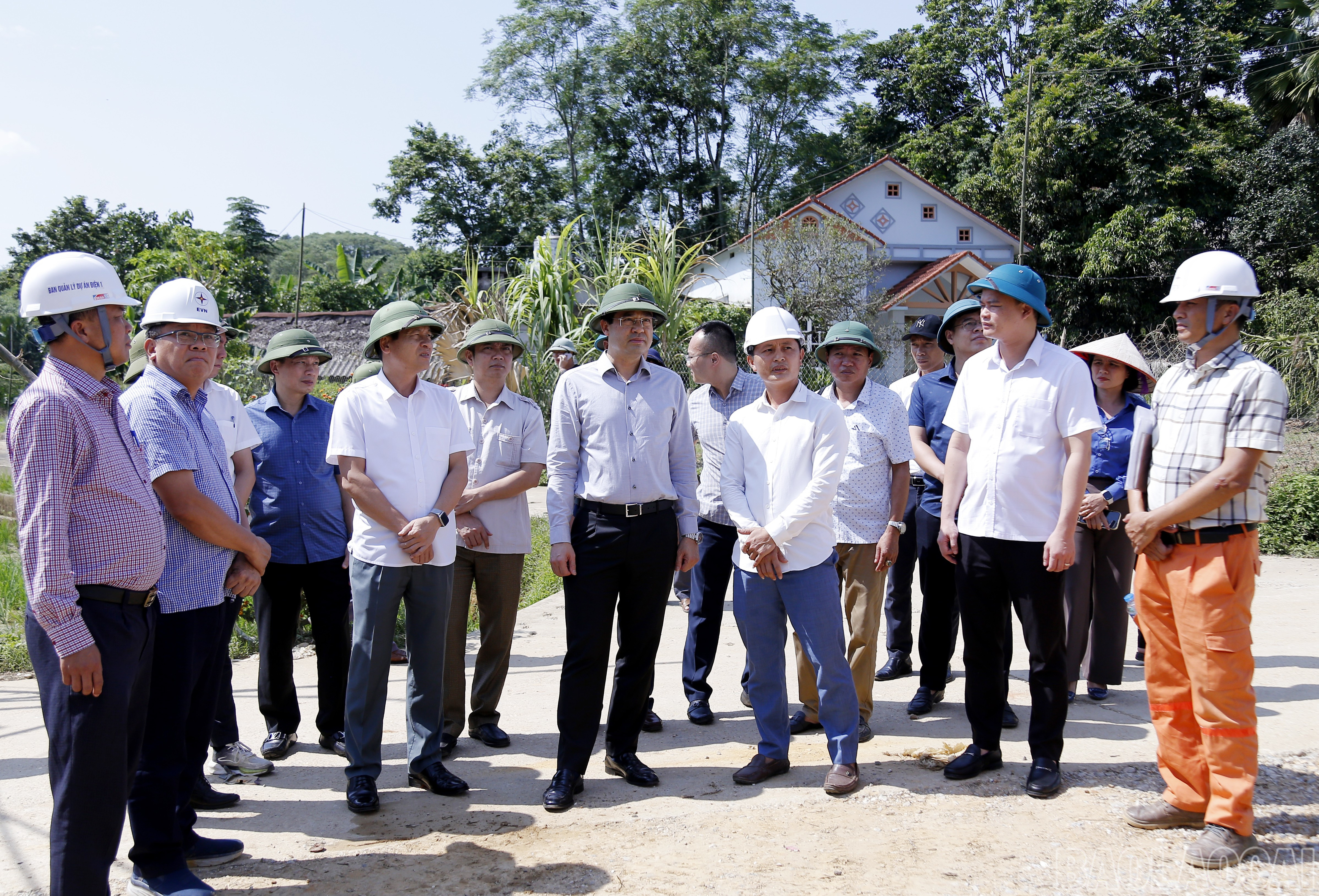 Bí thư Tỉnh ủy, Chủ tịch HĐND tỉnh Trịnh Xuân Trường trao đổi với các đơn vị thi công trên địa bàn xã Yên Thành. baolaocai-br_mg-5818.jpg