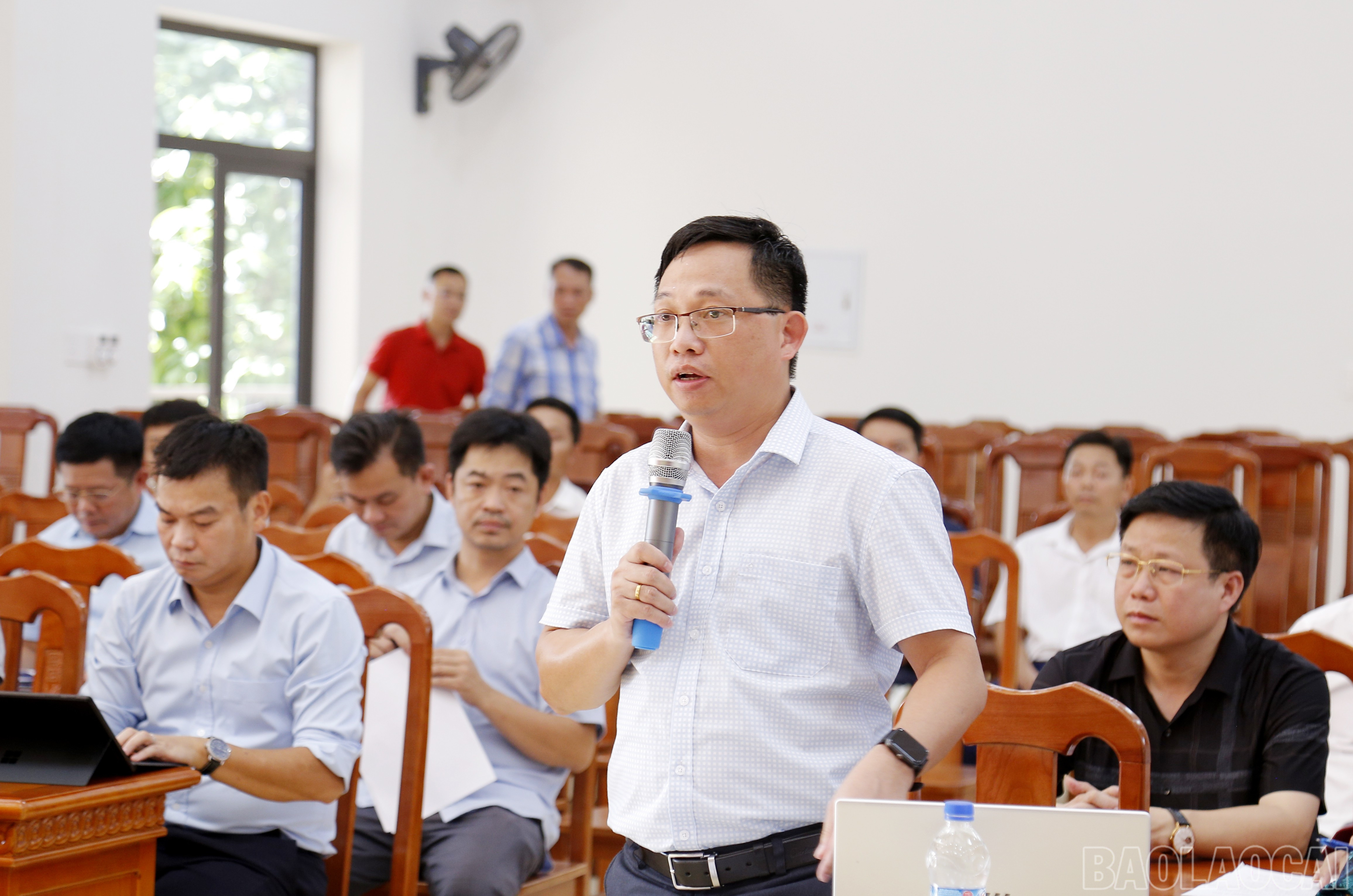 Lãnh đạo xã Thác Bà phát biểu ý kiến tại buổi làm việc. baolaocai-br_mg-5901.jpg