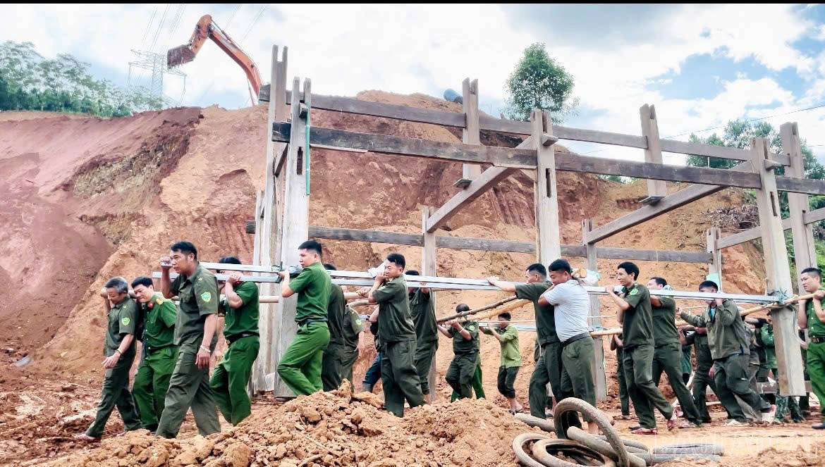 Công an xã Xuân Quang và các lực lượng trật tự ở cơ sở chủ động, tích cực hỗ trợ Nhân dân giải phóng mặt bằng phục vụ dự án đường dây 500 kV Lào Cai - Vĩnh Yên. baolaocai-br_giups-do-lam-nha.jpg