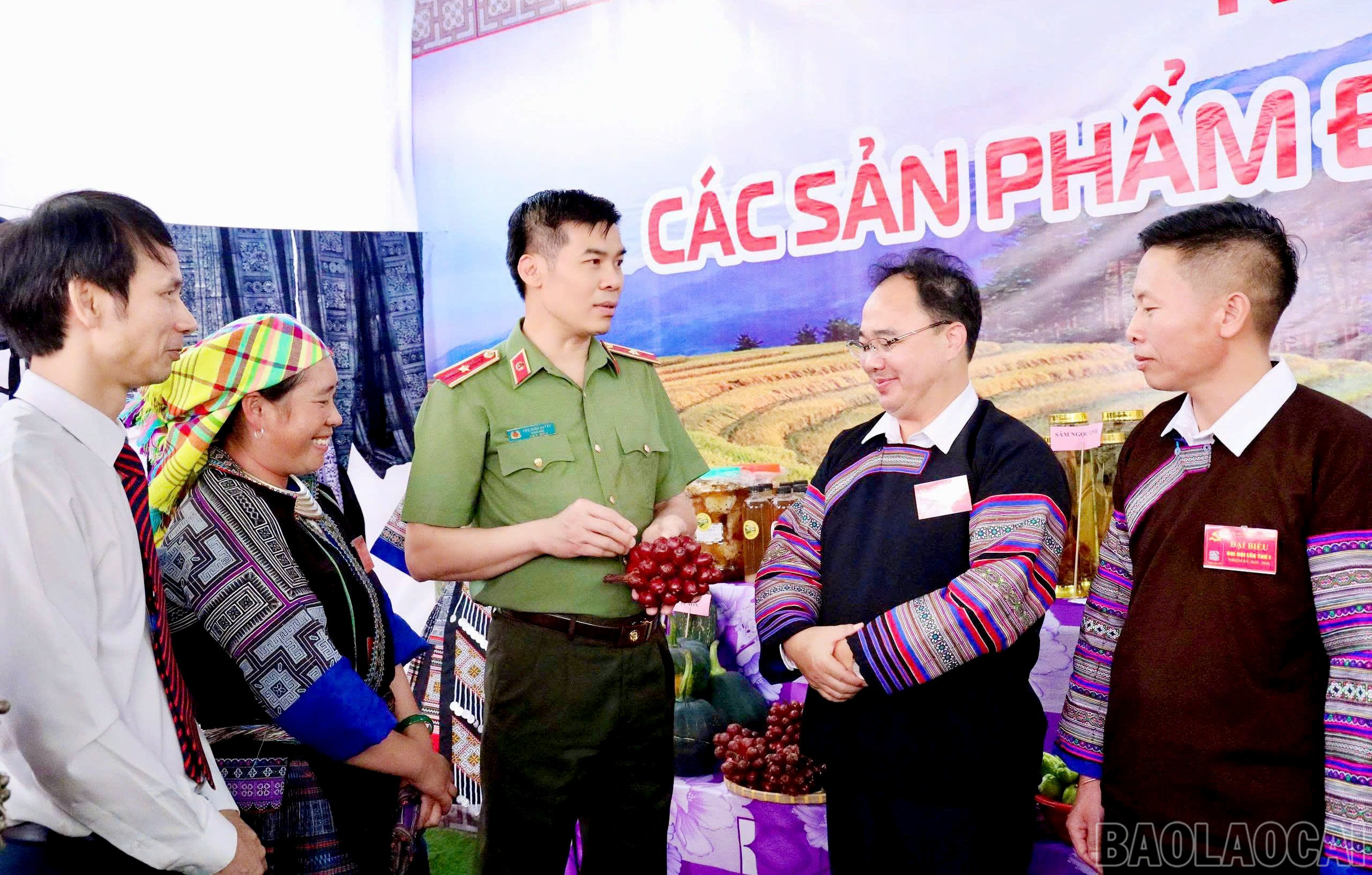 Thiếu tướng Cao Minh Huyền, Ủy viên Ban Thường vụ Tỉnh ủy, Giám đốc Công an tỉnh trao đổi với cán bộ và người dân xã Mù Cang Chải về phát triển kinh tế gắn với bảo vệ an ninh Tổ quốc. baolaocai-br_cao-minh-huyen.jpg
