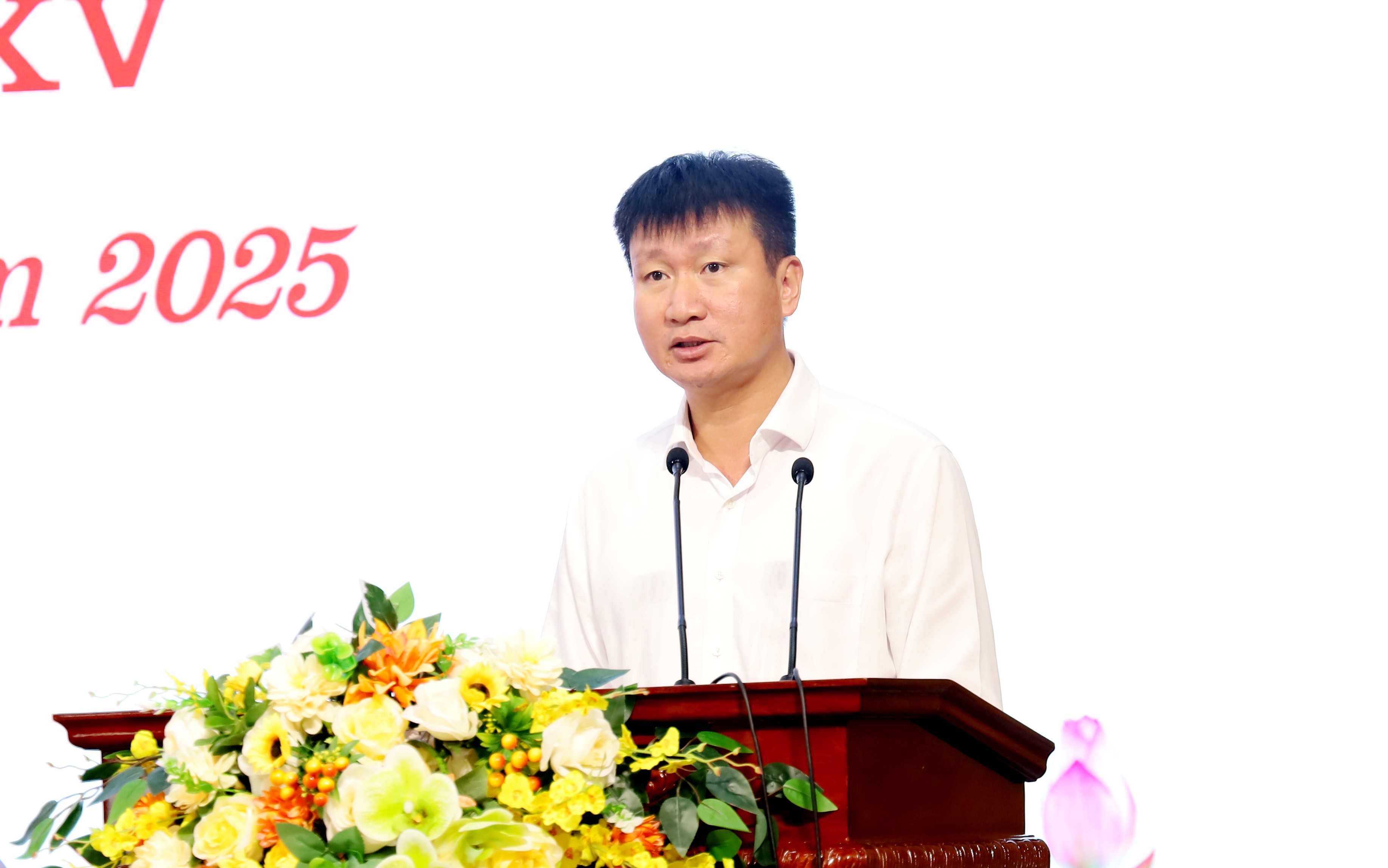 Đồng chí Trần Huy Tuấn giải trình, làm rõ các ý kiến, kiến nghị của cử tri. img-8219.jpg
