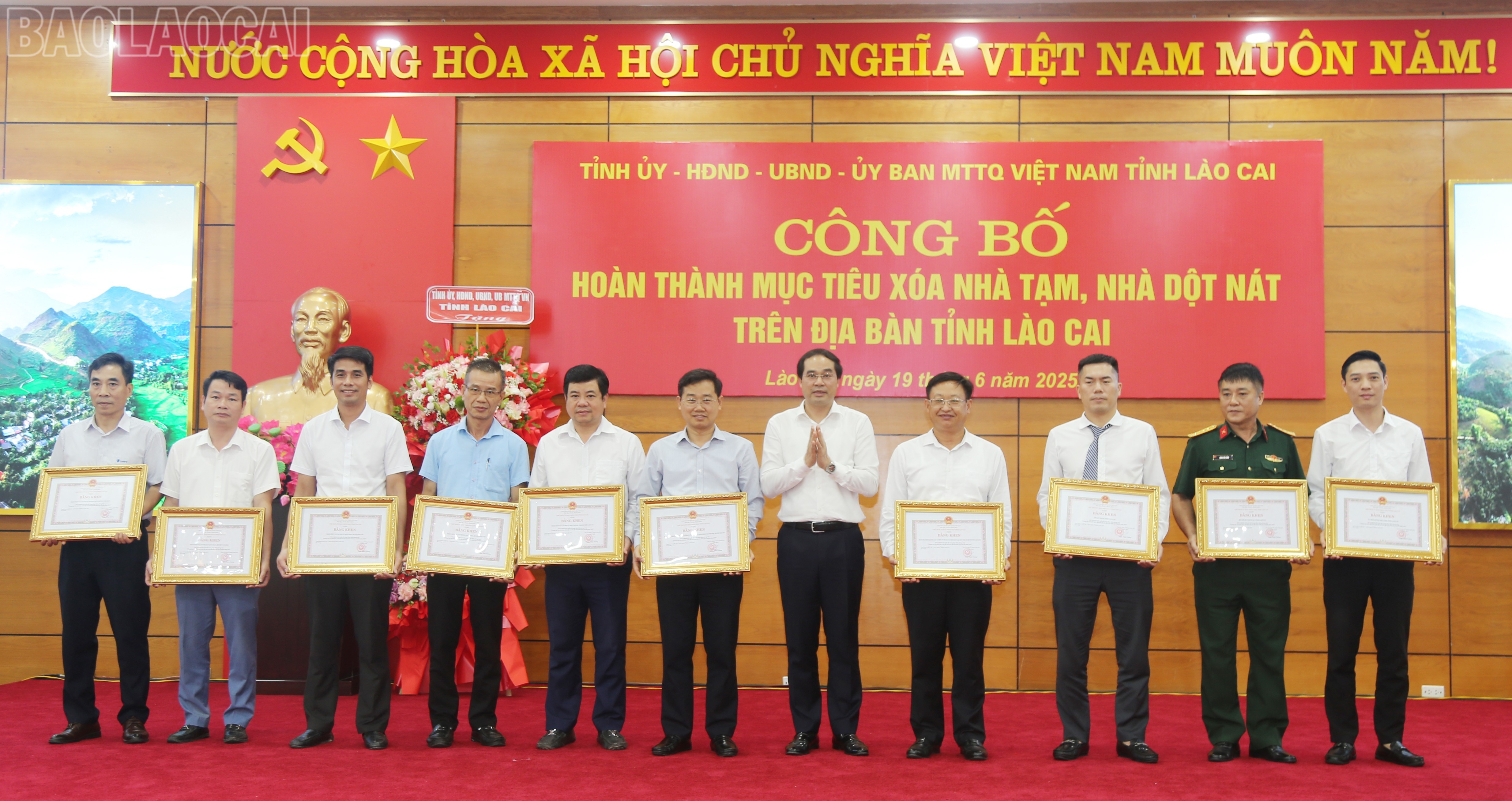 Đồng chí Trịnh Xuân Trường, Bí thư Tỉnh ủy, Chủ tịch HĐND tỉnh trao Bằng khen cho các tập thể, cá nhân có thành tích xuất sắc trong phong trào xóa nhà tạm, nhà dột nát. image-11.jpg