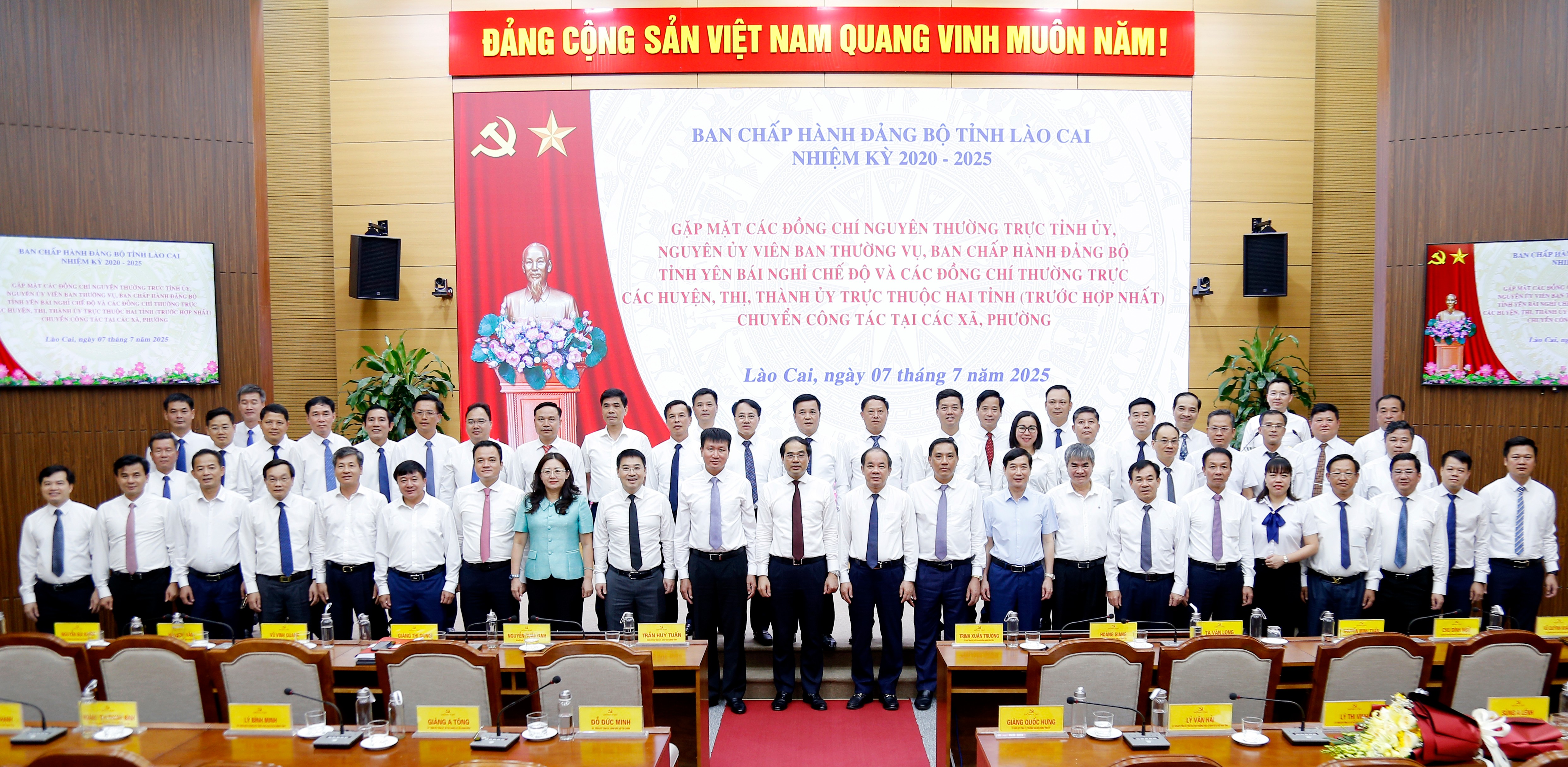 Các đồng chí lãnh đạo tỉnh chụp ảnh lưu niệm với đại biểu. mg-4725.jpg