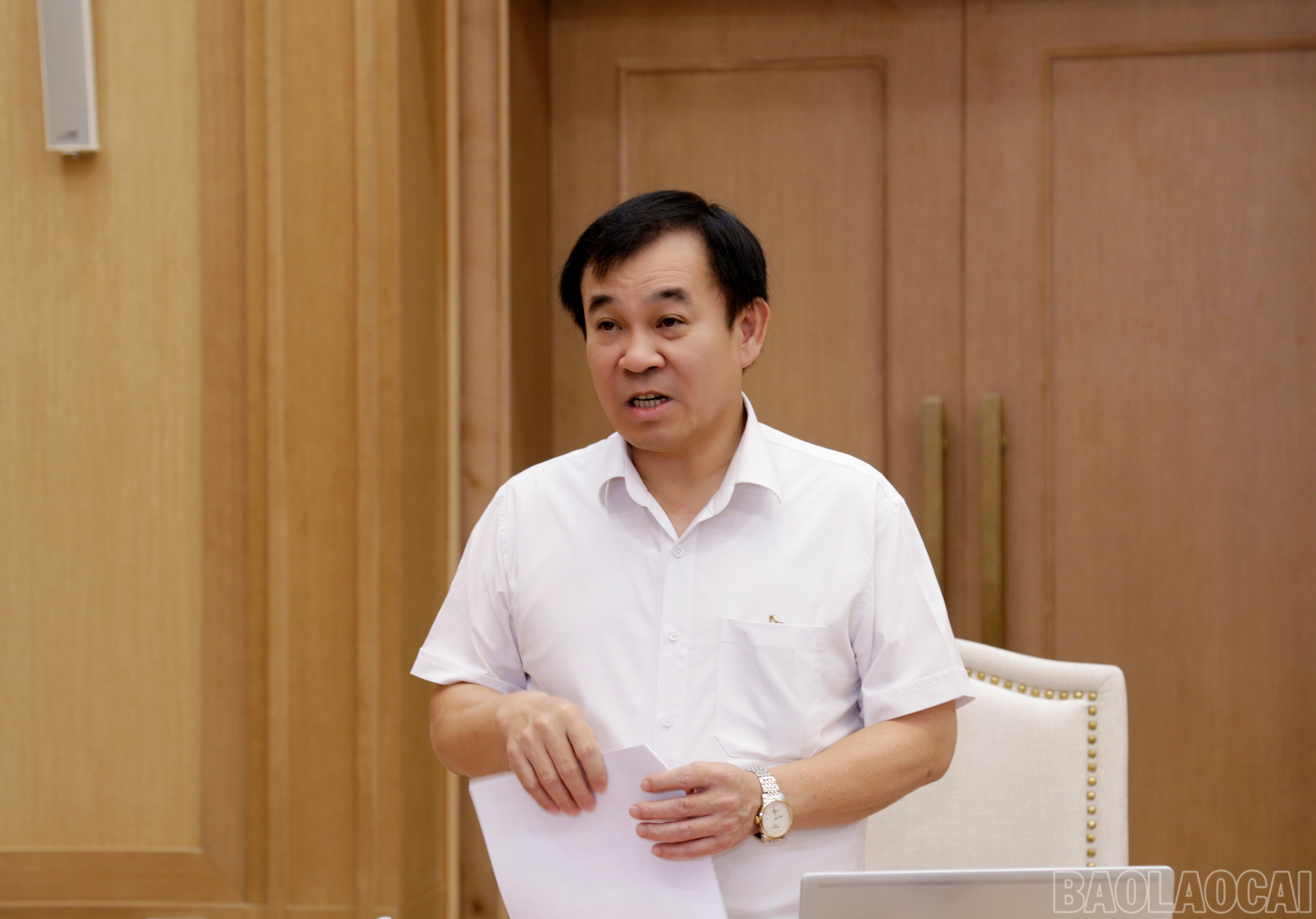 Đồng chí Phạm Toàn Thắng - Ủy viên Ban Thường vụ, Trưởng Ban Tổ chức Tỉnh ủy báo cáo về kết quả thực hiện nhiệm vụ 9 tháng đầu năm 2025. baolaocai-br_mg-9603.jpg