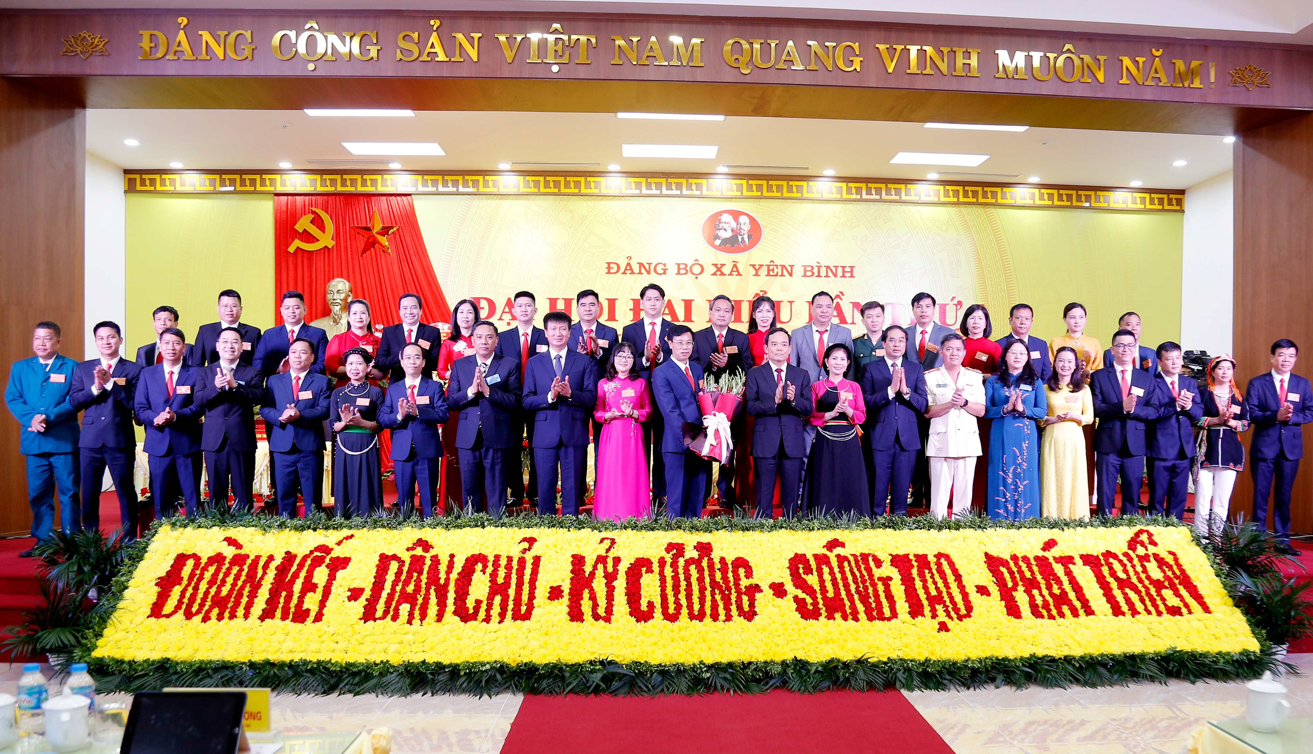Bí thư Trung ương Đảng Trần Lưu Quang và các đồng chí lãnh đạo tỉnh tặng hoa chúc mừng Ban Chấp hành Đảng bộ xã Yên Bình. mg-5353.jpg