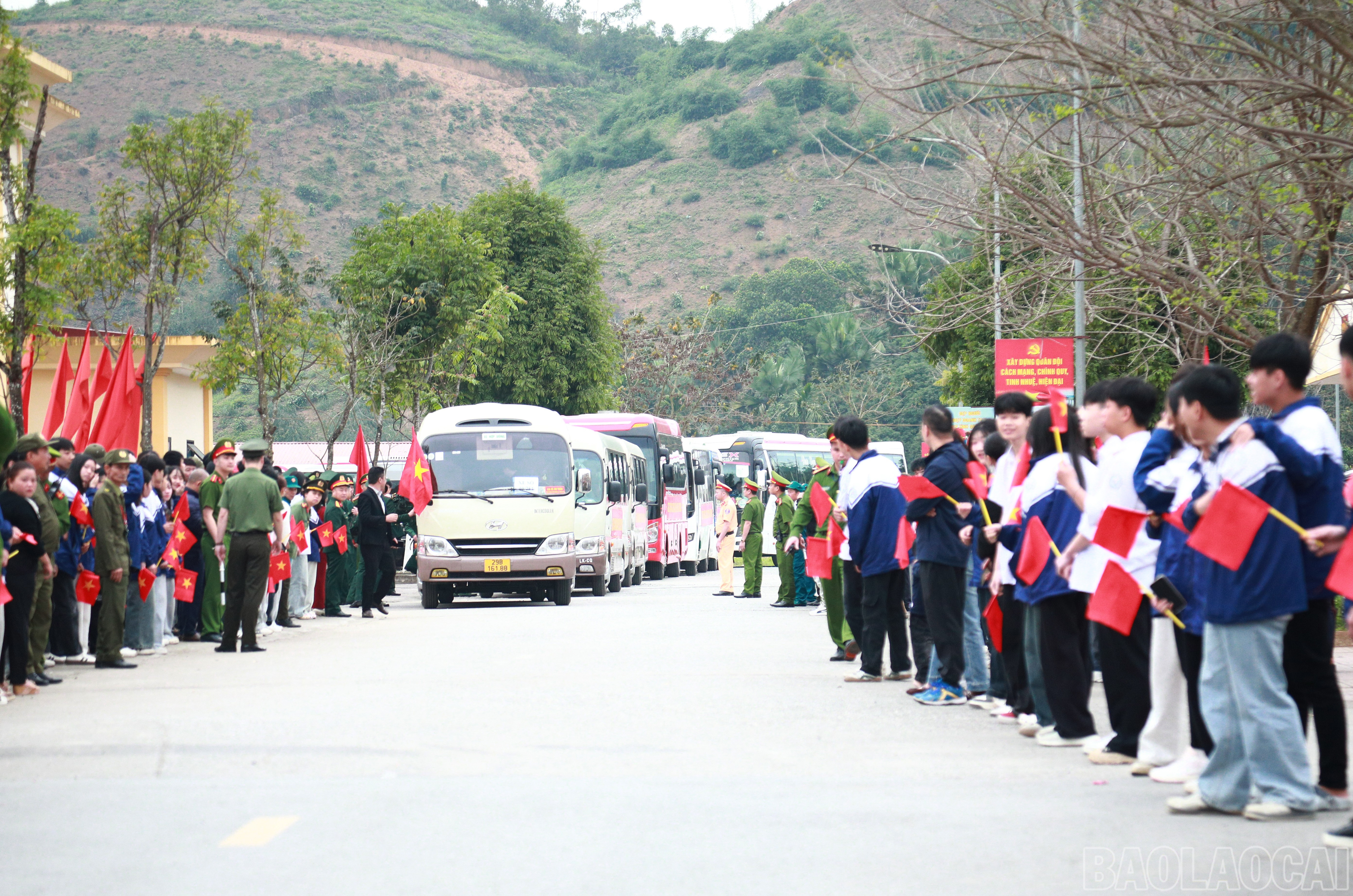 Các tân binh lên đường thực hiện nghĩa vụ thiêng liêng với Tổ quốc trong sự quan tâm của chính quyền địa phương và vòng tay thân yêu của người thân, bạn bè.