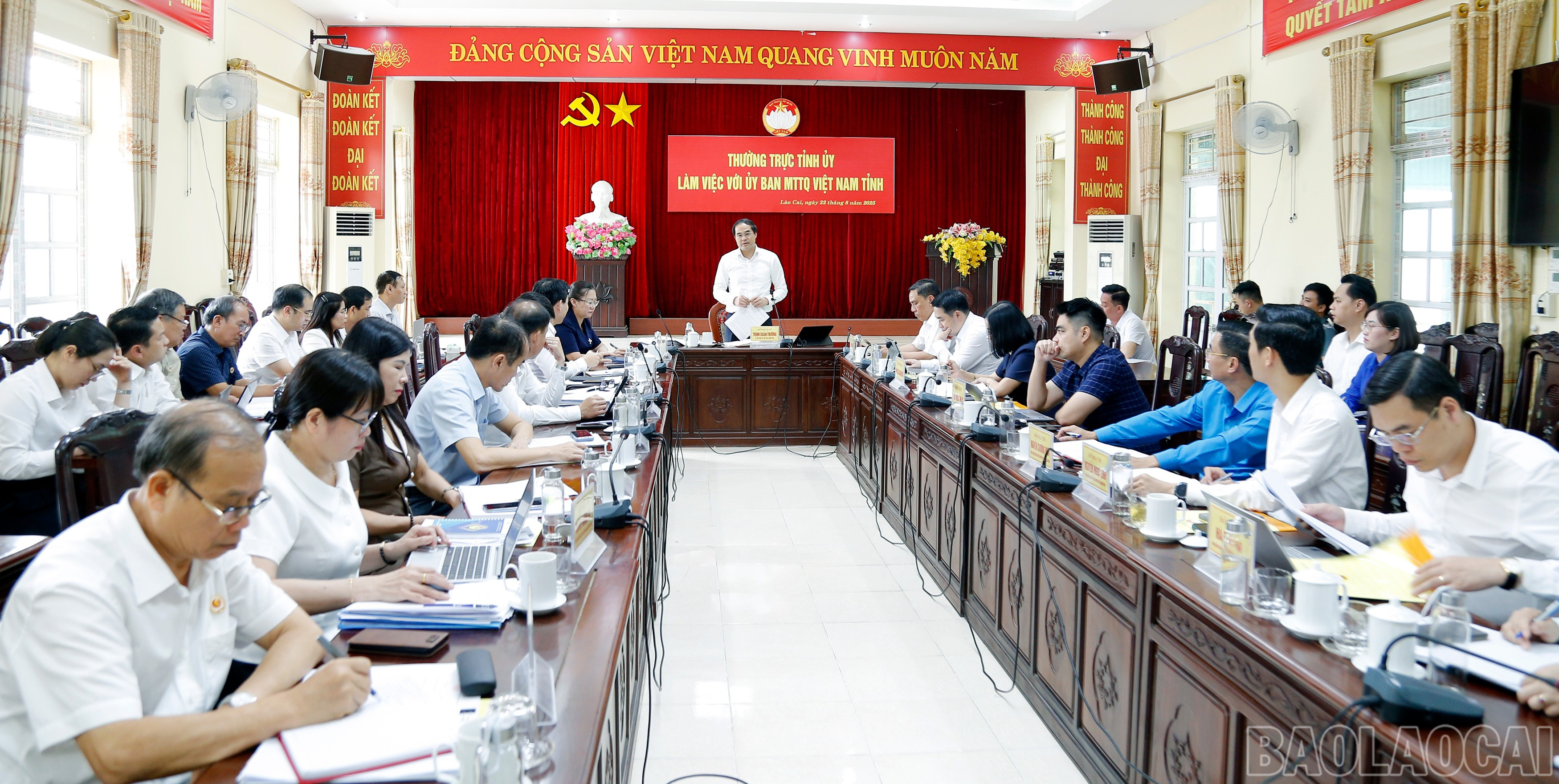 Đồng chí Trịnh Xuân Trường, Bí thư Tỉnh ủy, Chủ tịch HĐND tỉnh phát biểu kết luận cuộc làm việc. baolaocai-br_mg-6712.jpg